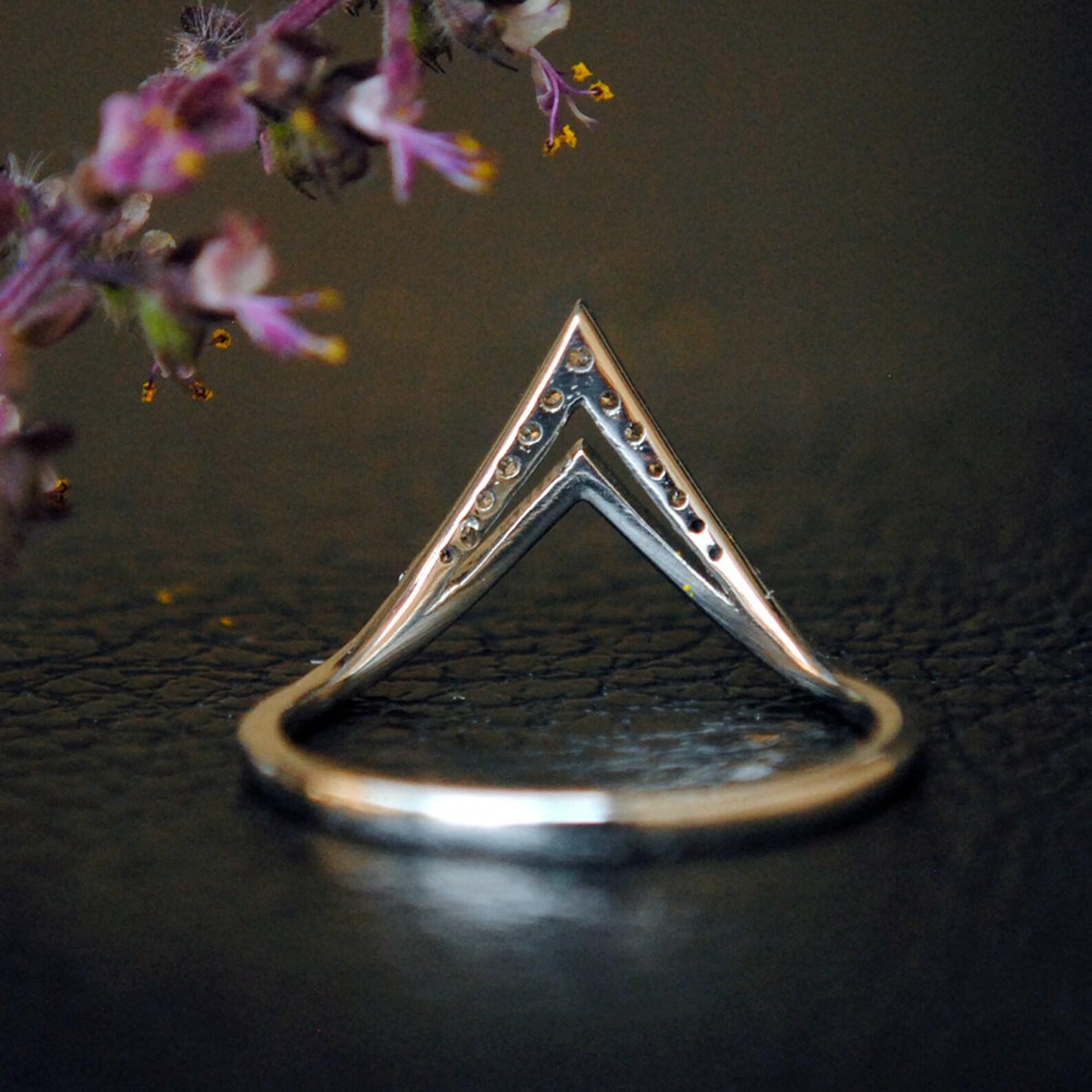 14k Solid Gold Ring Deep Chevron V Diamond Ring Minimalist Jewelry Band For Her. In New Condition For Sale In Chicago, IL