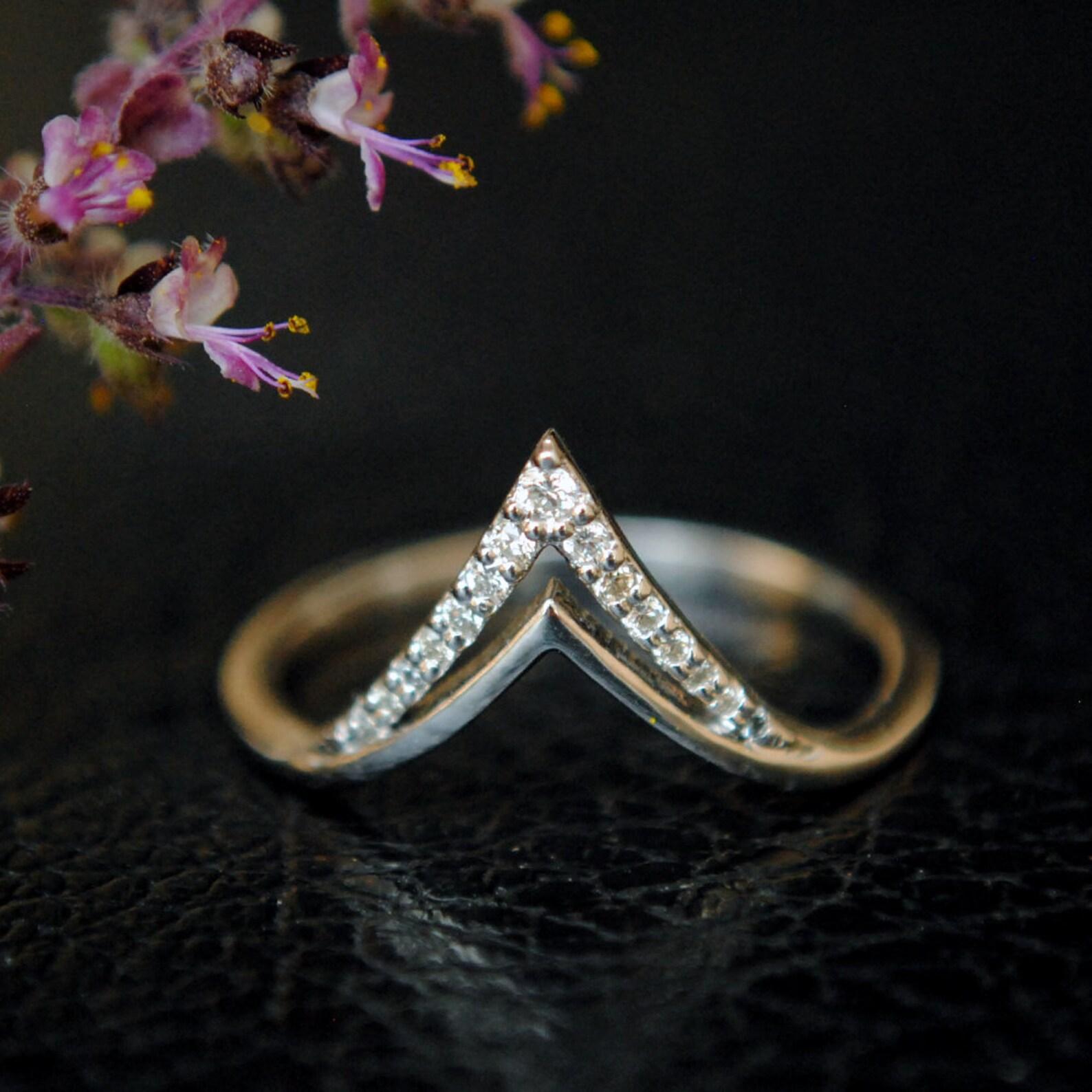 14k Solid Gold Ring Deep Chevron V Diamond Ring Minimalist Jewelry Band For Her. For Sale 1