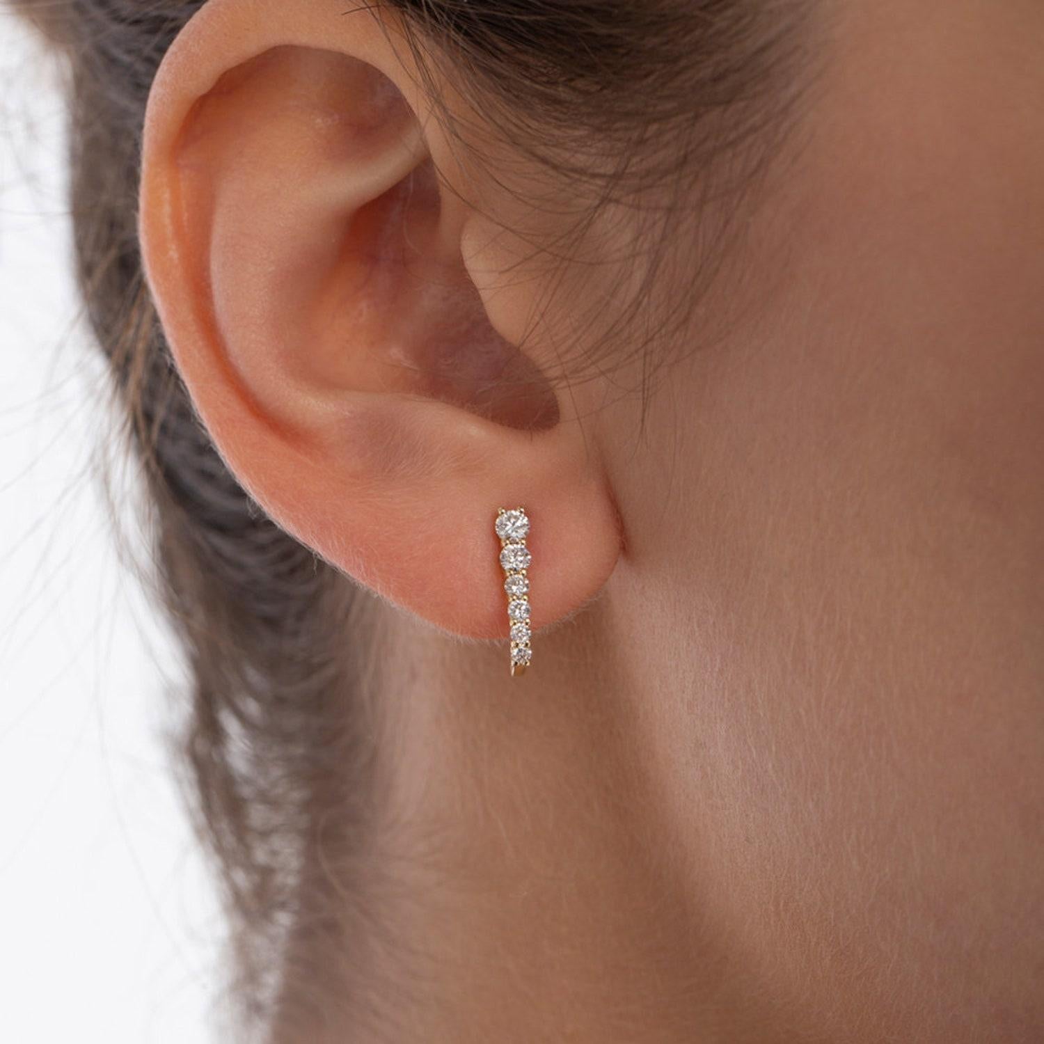 Modern 14k Solid Gold Round Diamond Prong Setting Graduating Diamond Stud Earrings For Sale