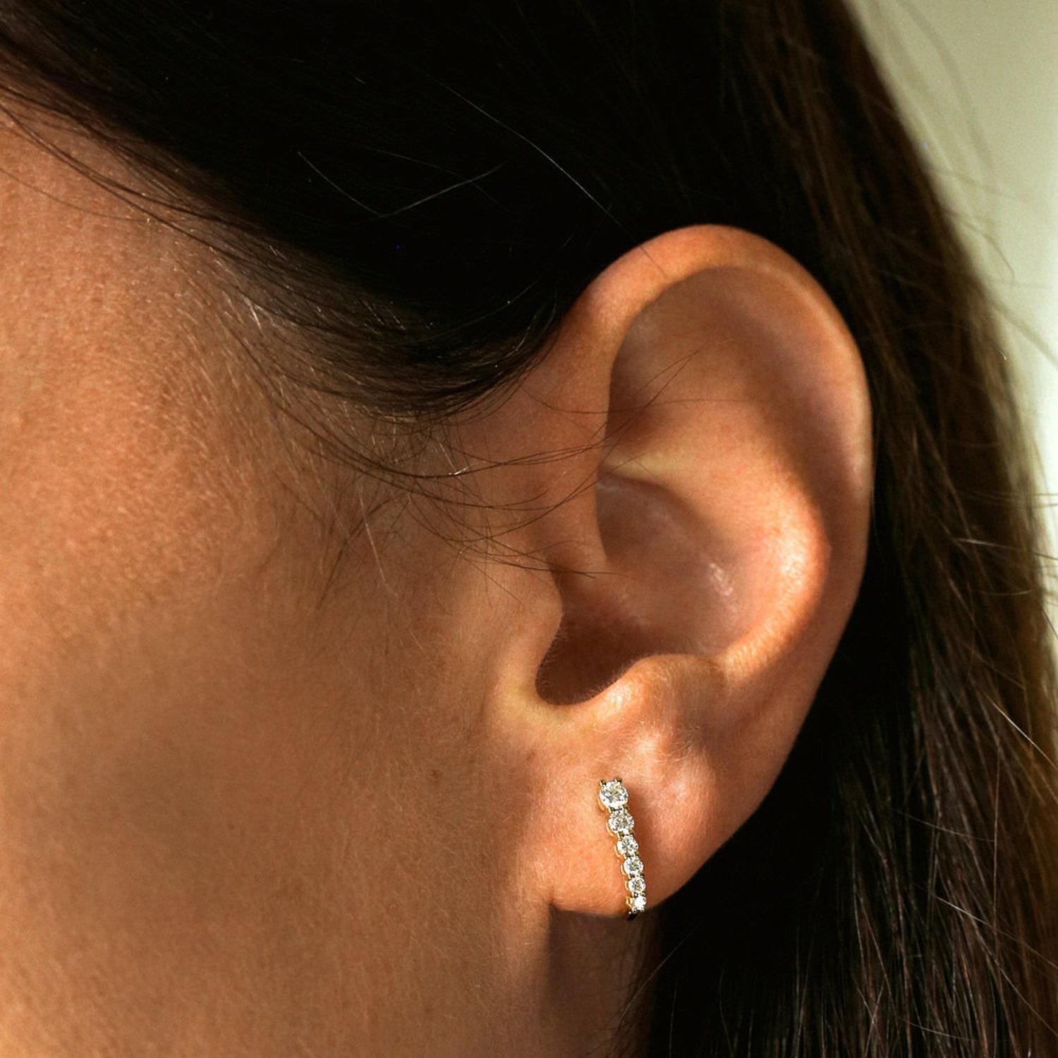 Brilliant Cut 14k Solid Gold Round Diamond Prong Setting Graduating Diamond Stud Earrings For Sale