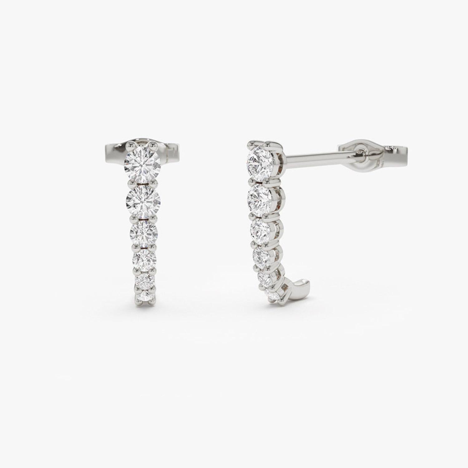 Women's 14k Solid Gold Round Diamond Prong Setting Graduating Diamond Stud Earrings For Sale
