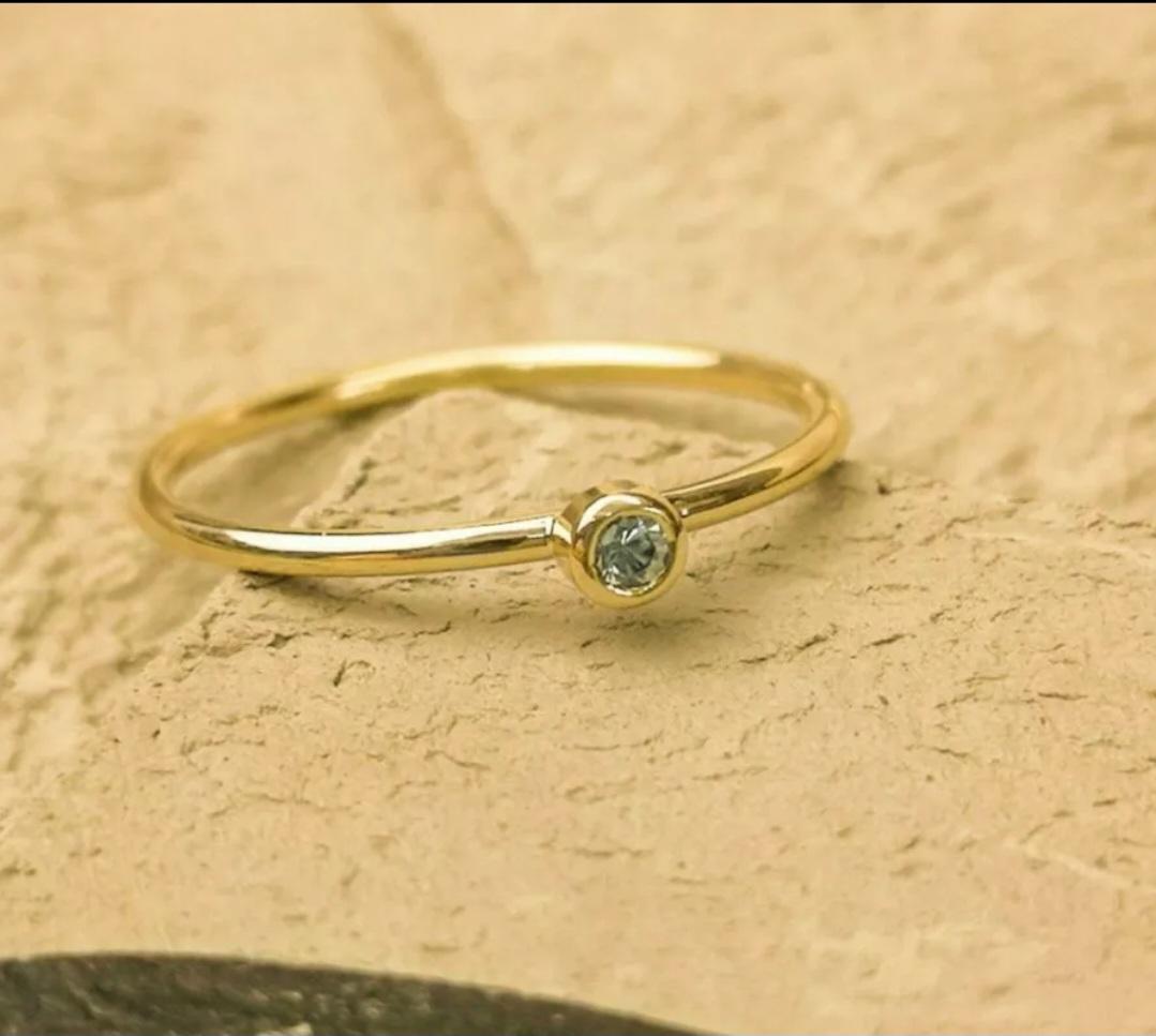 Anello con diamante rotondo in oro massiccio 14k Anello di diamanti impilati A. Valentin in vendita 4