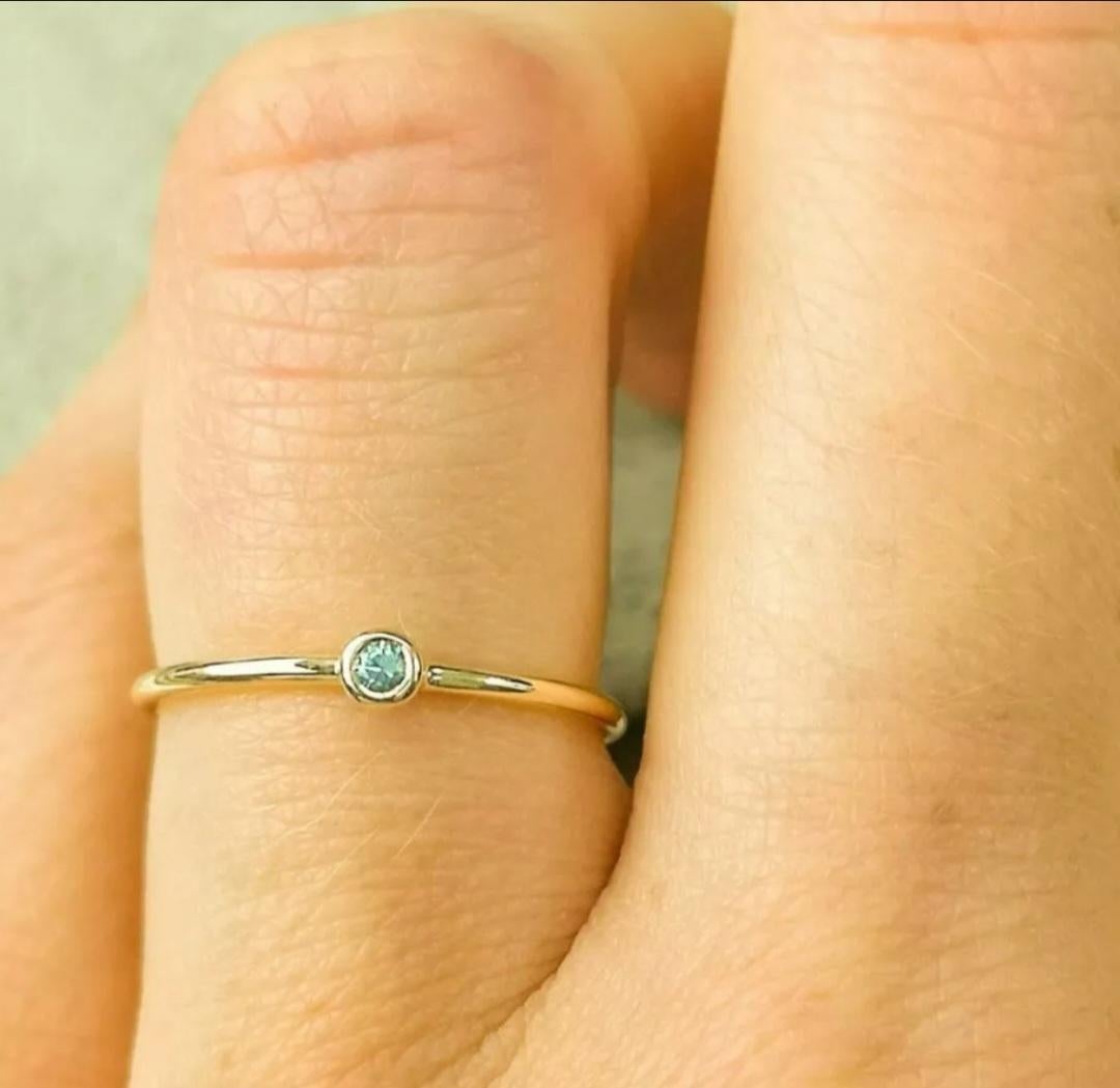 Anello con diamante rotondo in oro massiccio 14k Anello di diamanti impilati A. Valentin in vendita 5
