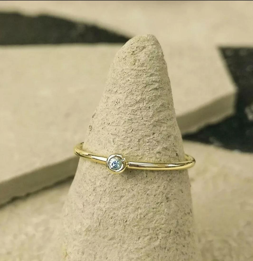 Anello con diamante rotondo in oro massiccio 14k Anello di diamanti impilati A. Valentin In condizioni Nuovo in vendita a Chicago, IL