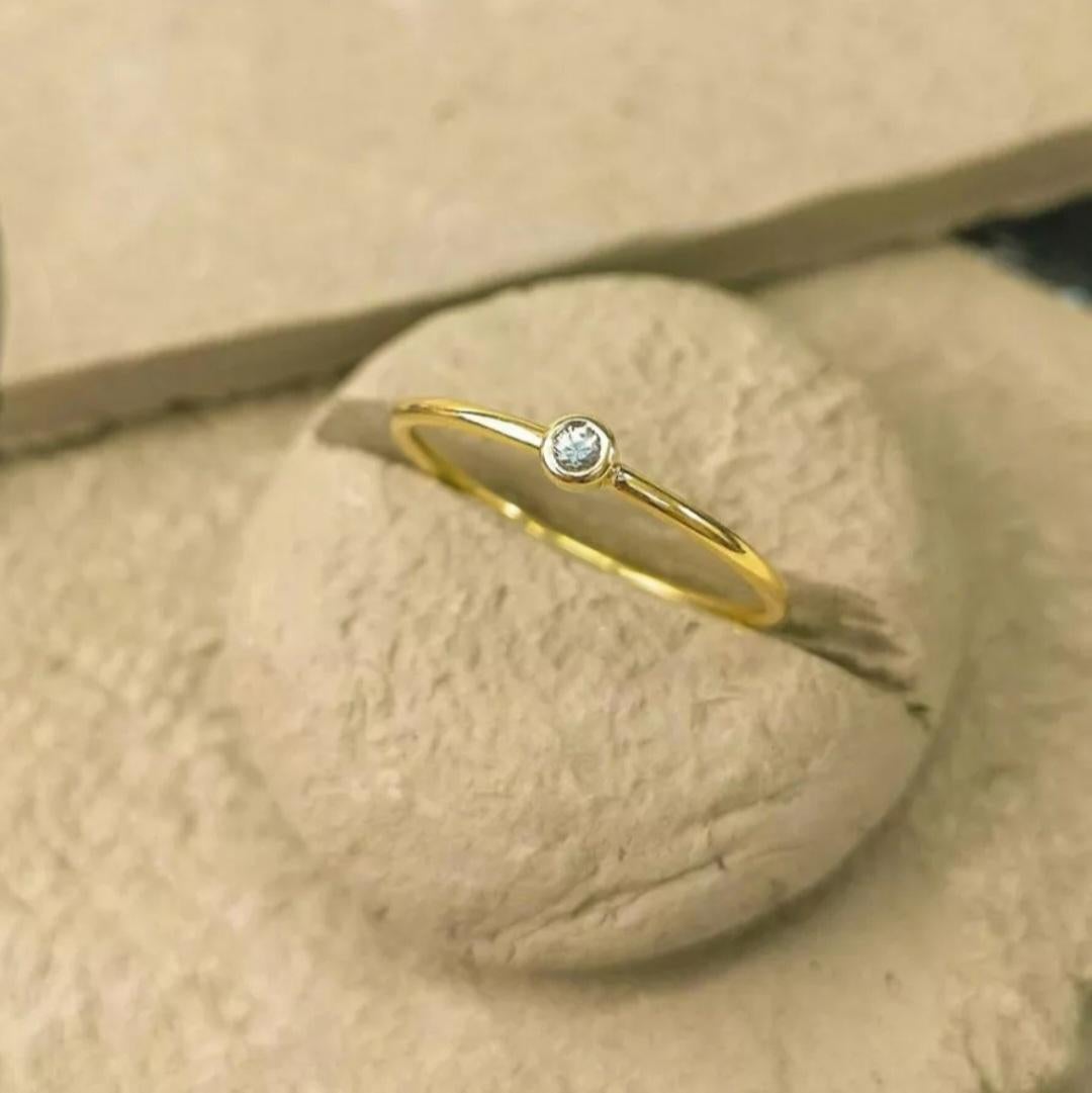 Anello con diamante rotondo in oro massiccio 14k Anello di diamanti impilati A. Valentin in vendita 1