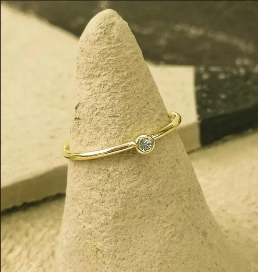 Anello con diamante rotondo in oro massiccio 14k Anello di diamanti impilati A. Valentin in vendita 2