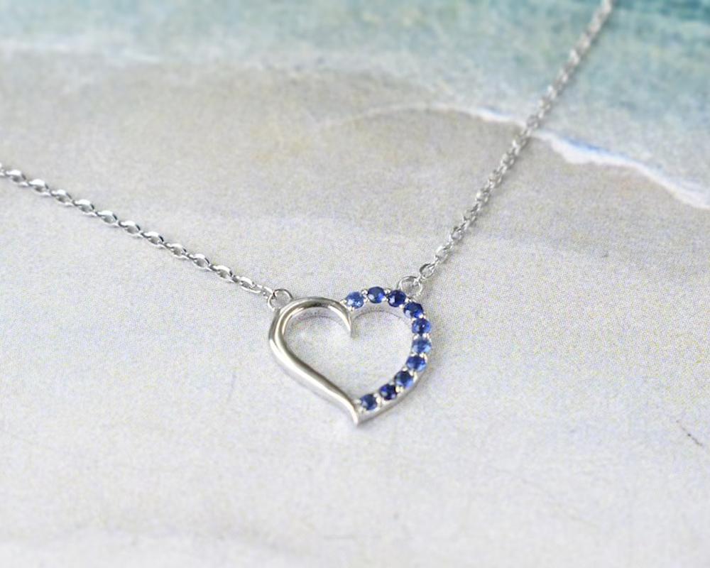 14k Gold Sapphire Necklace Dainty Heart Charm Necklace Valentine Jewelry In New Condition For Sale In Bangkok, TH