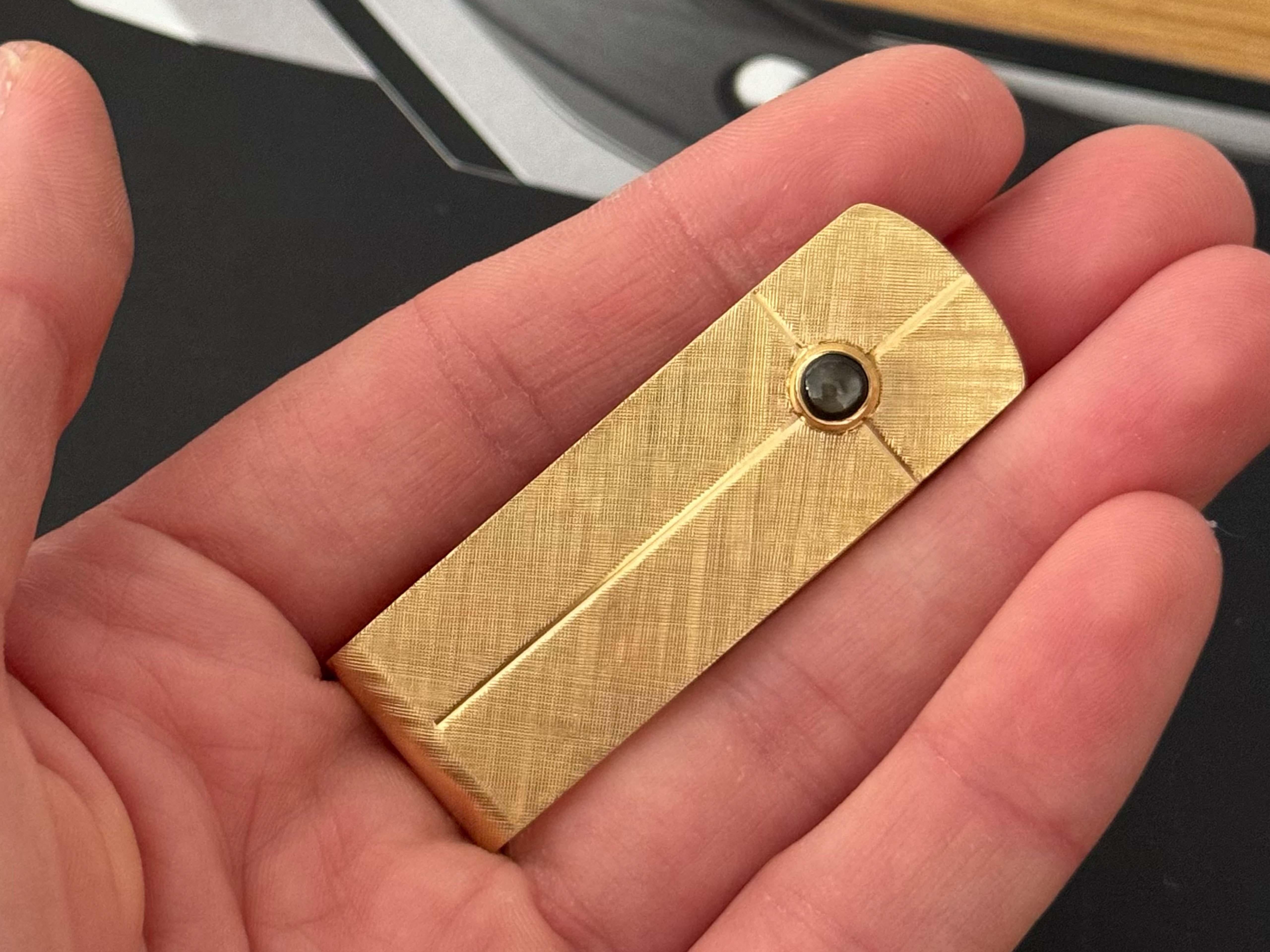 Item Specifications:

Style: Money Clip

Metal: 14k yellow gold
​
​Gemstone: Black Star Sapphire
​
​Gemstone Diameter: 4.7 mm

Measurements: 2.0