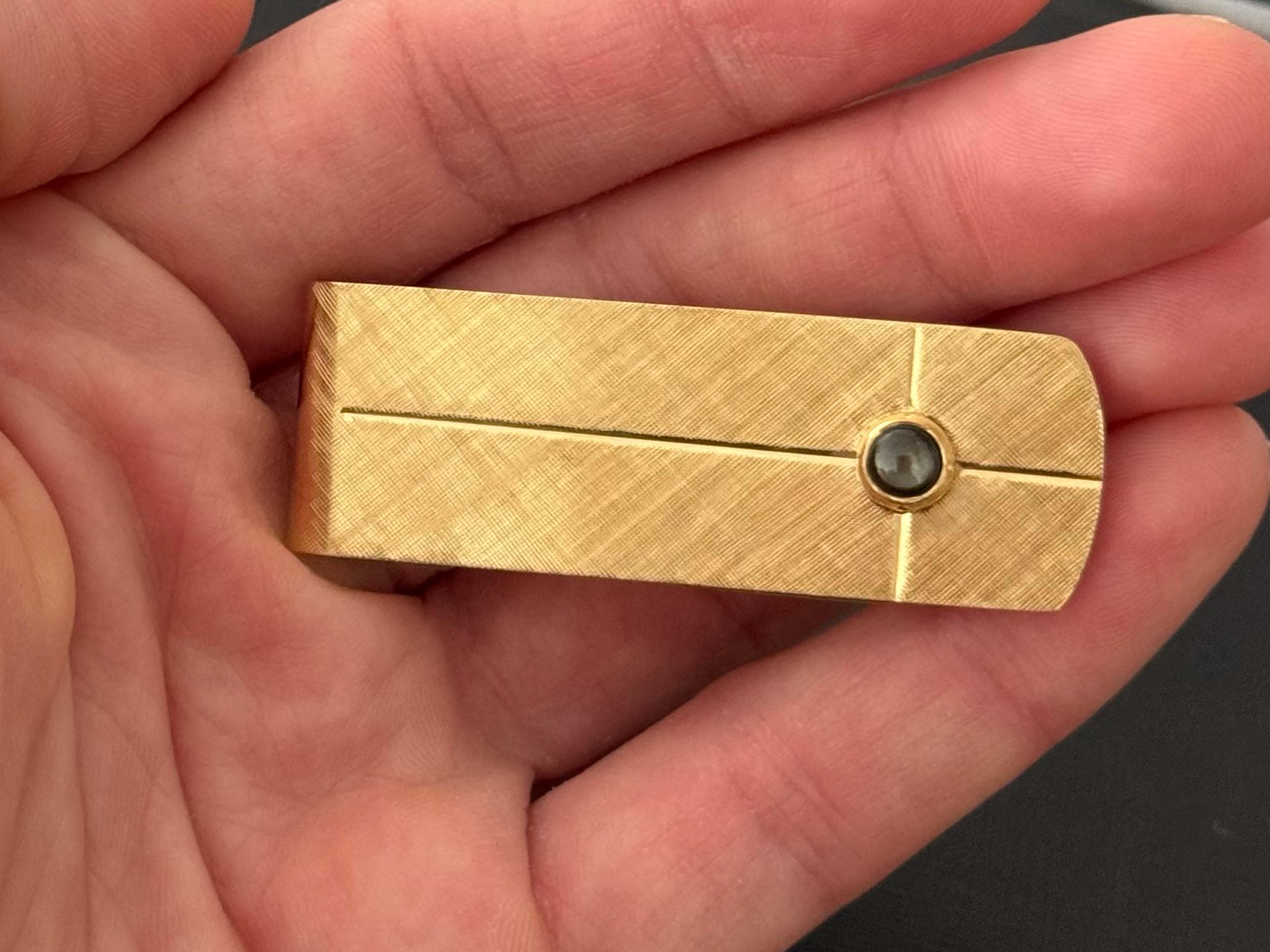 14K Solid Gold Satin Finish Money Clip with Black Star Sapphire In Excellent Condition For Sale In Honolulu, HI