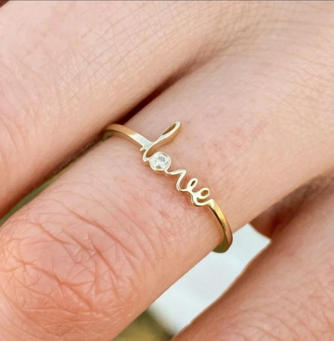 Art Déco Anello sottile con diamante iniziale Scrip Love in oro massiccio 14k, fatto a mano e impilato. in vendita