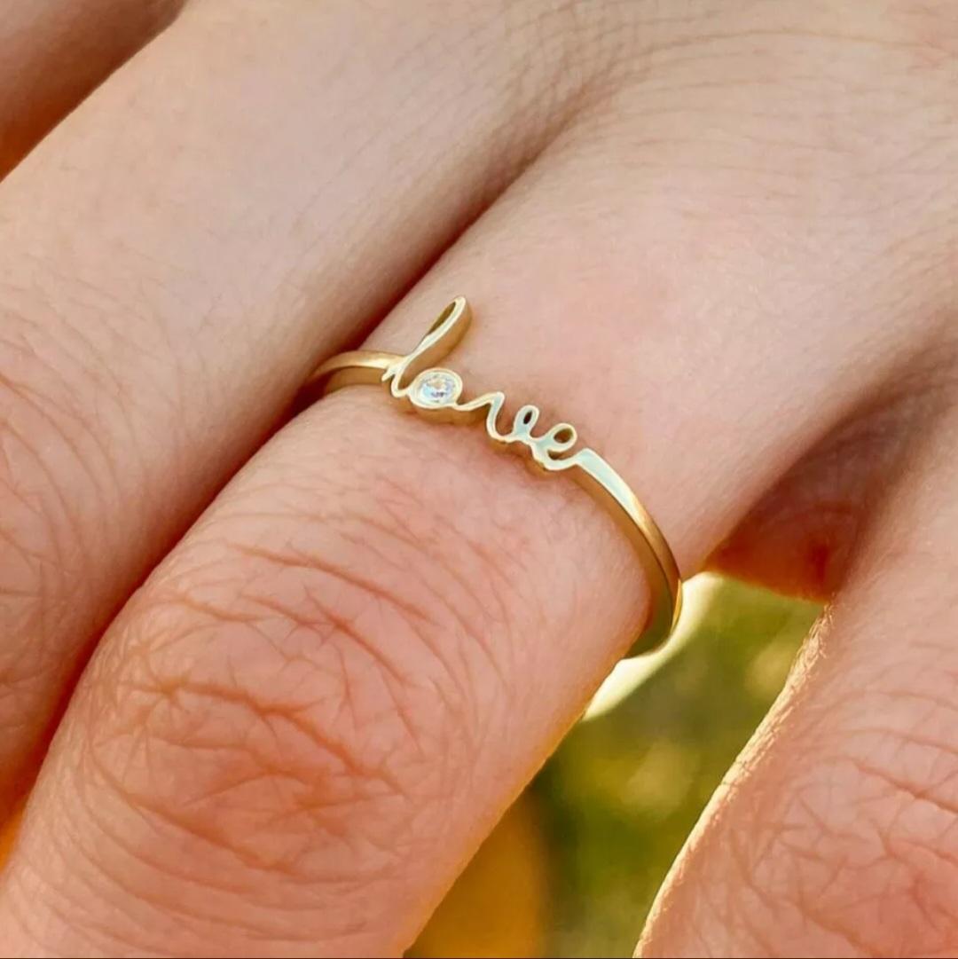 Taglio rotondo Anello sottile con diamante iniziale Scrip Love in oro massiccio 14k, fatto a mano e impilato. in vendita