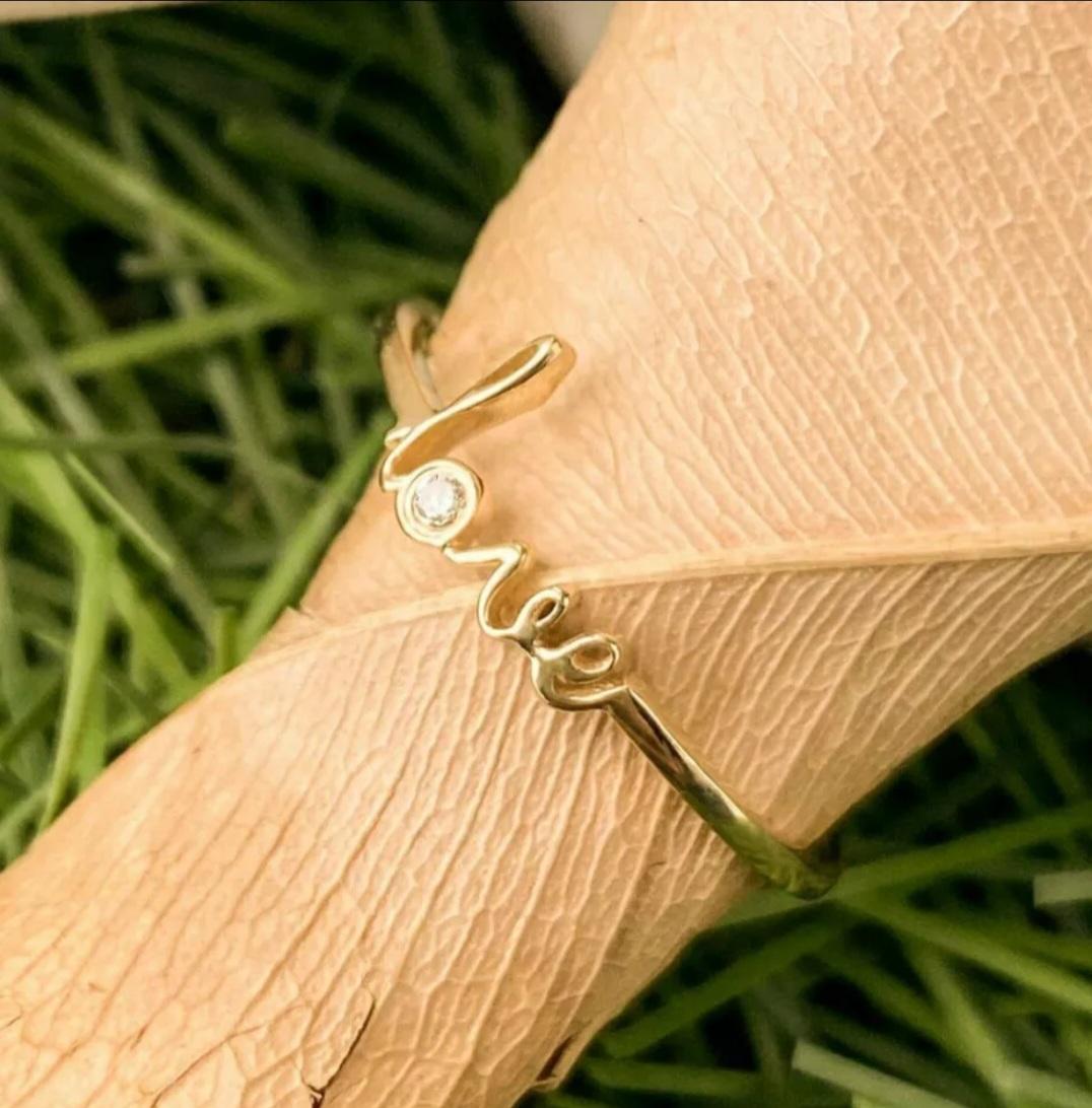 Anello sottile con diamante iniziale Scrip Love in oro massiccio 14k, fatto a mano e impilato. In condizioni Nuovo in vendita a Chicago, IL