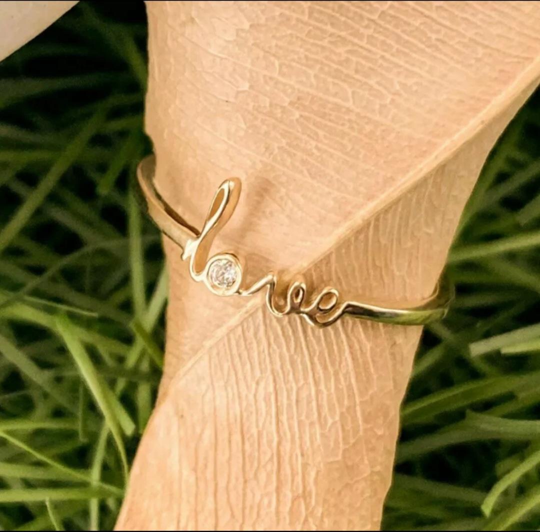 da uomo o donna Anello sottile con diamante iniziale Scrip Love in oro massiccio 14k, fatto a mano e impilato. in vendita