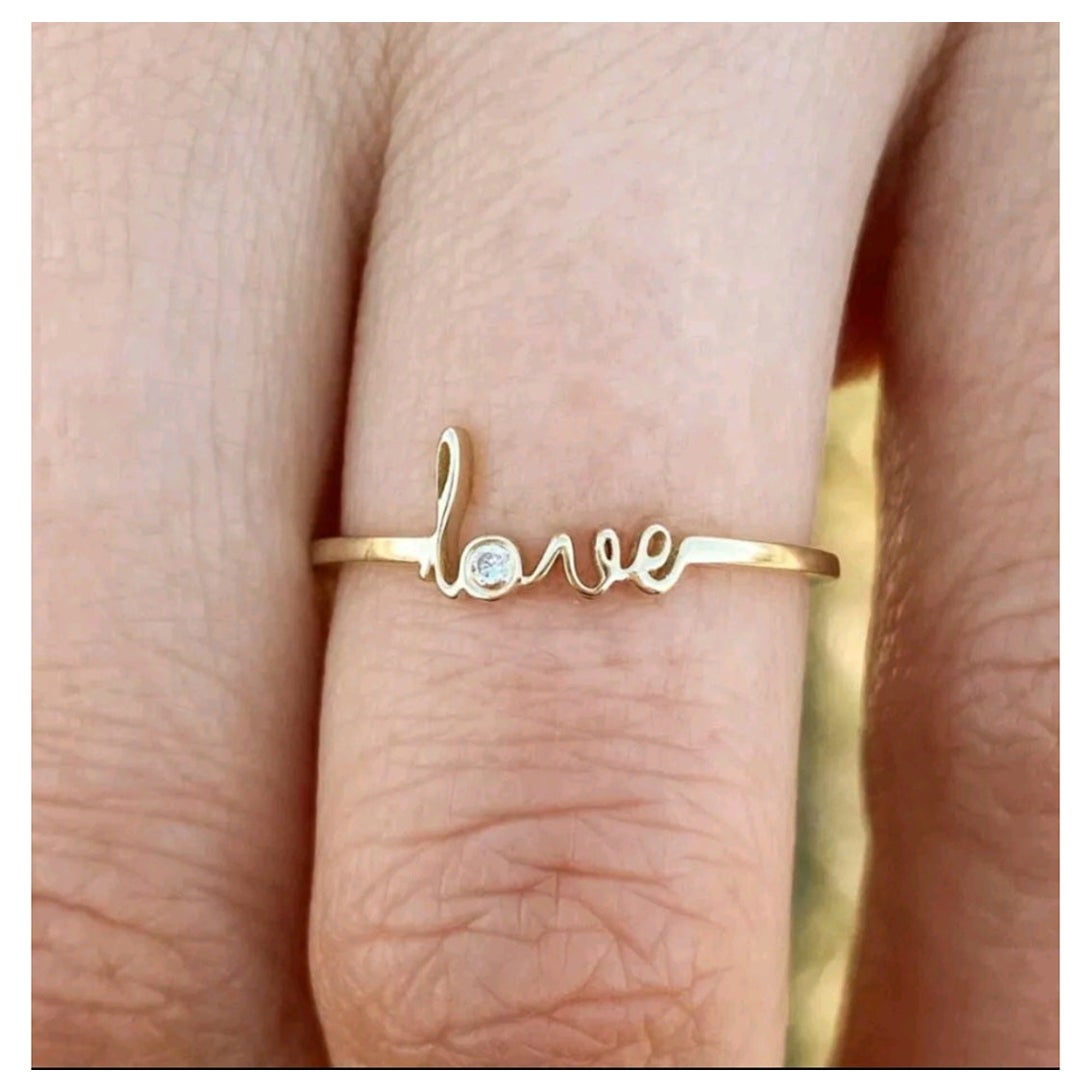 Anello sottile con diamante iniziale Scrip Love in oro massiccio 14k, fatto a mano e impilato.