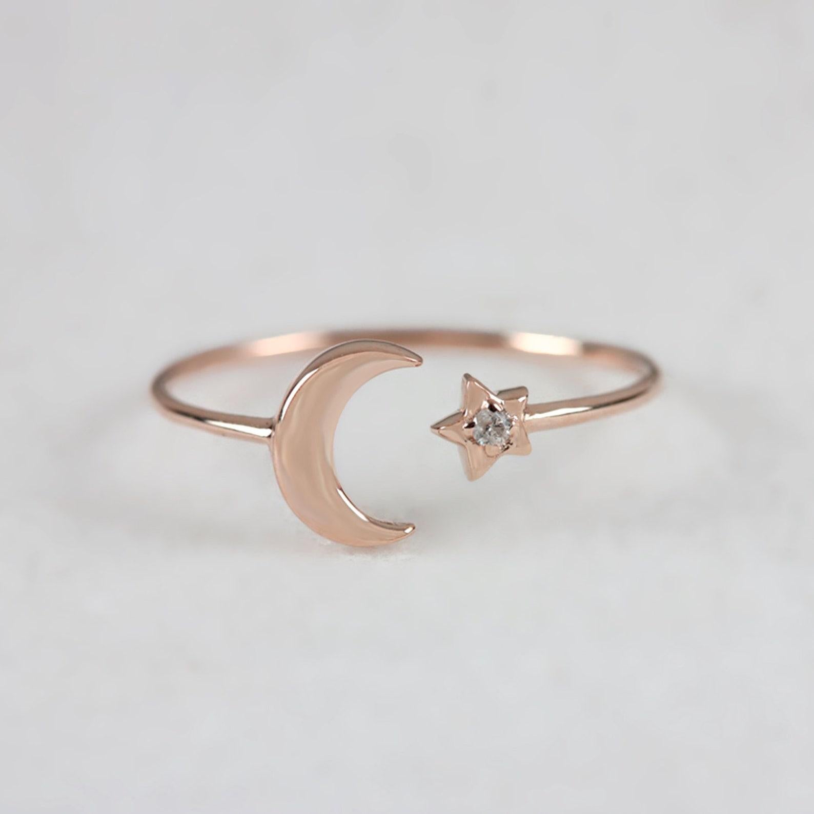 Bague pour femme en or massif 14K avec un seul diamant et un croissant de lune et une étoile. 


Taille de l'article : 6 x 17 MM

Or jaune massif 14k

Diamant naturel

A P P R O X T I M E .

Tous les articles sont fabriqués sur mesure. Notre délai