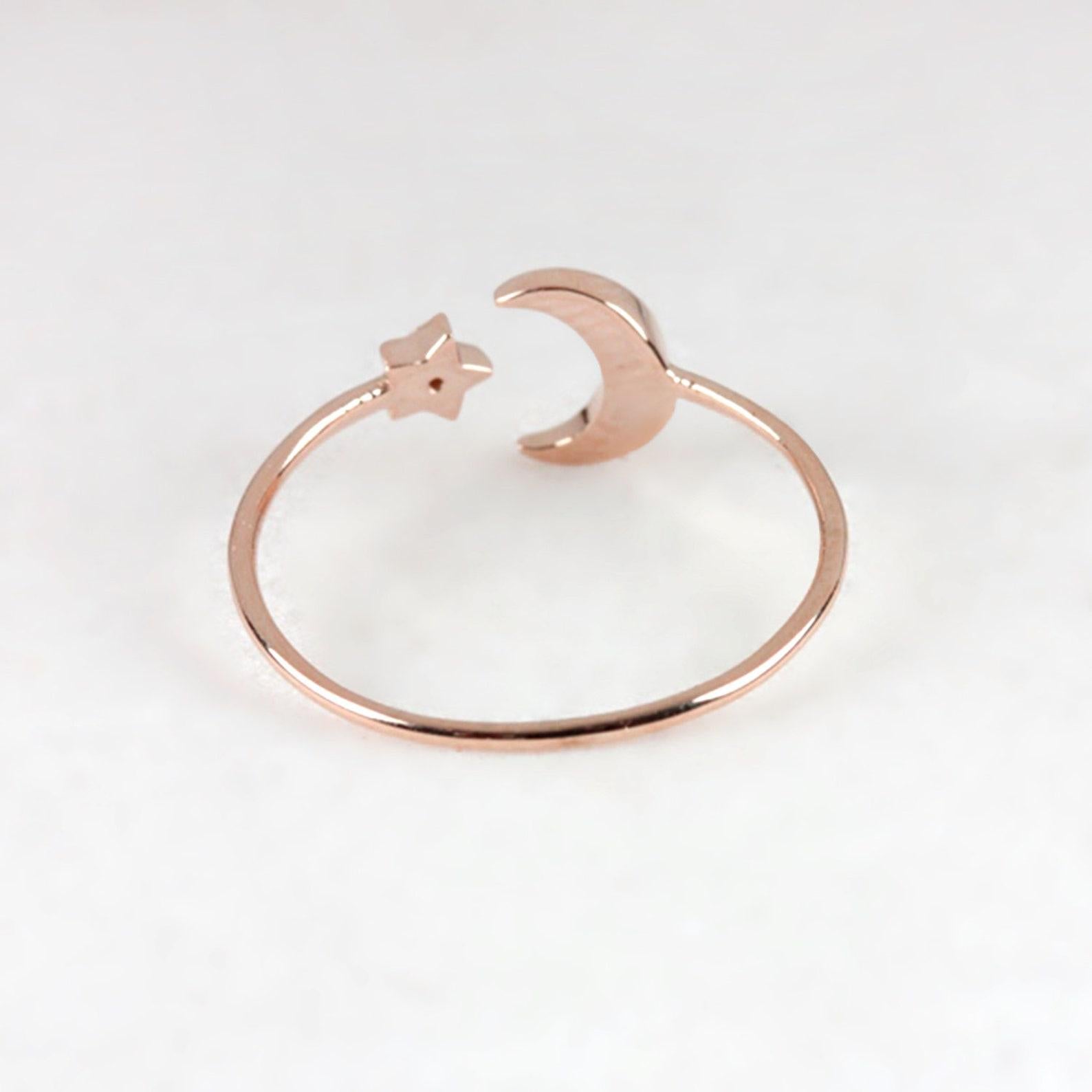 Art déco Bague pour femme en or massif 14K avec un seul diamant et un croissant de lune et une étoile. en vente