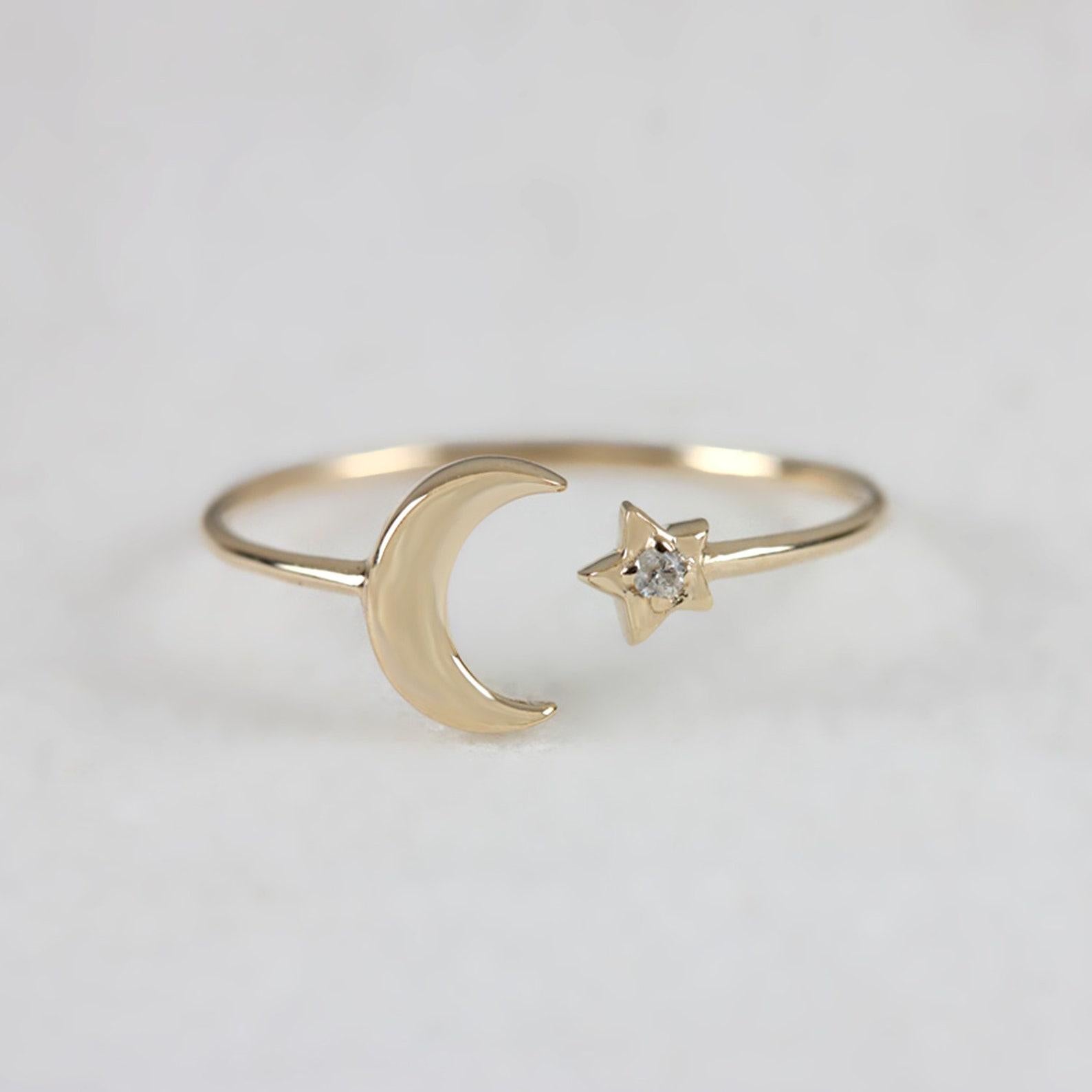 Taille brillant Bague pour femme en or massif 14K avec un seul diamant et un croissant de lune et une étoile. en vente