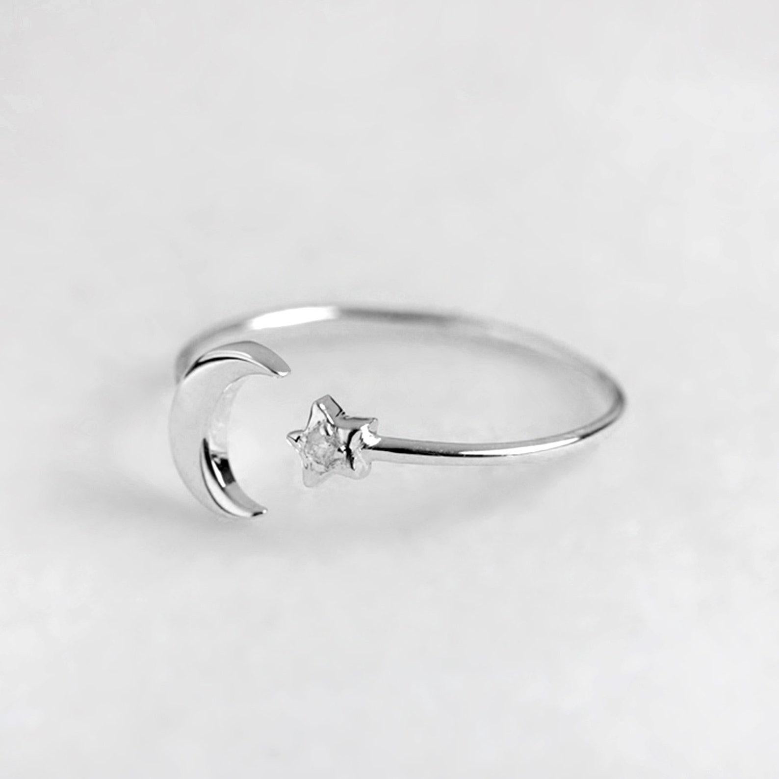 Bague pour femme en or massif 14K avec un seul diamant et un croissant de lune et une étoile. Neuf - En vente à Chicago, IL
