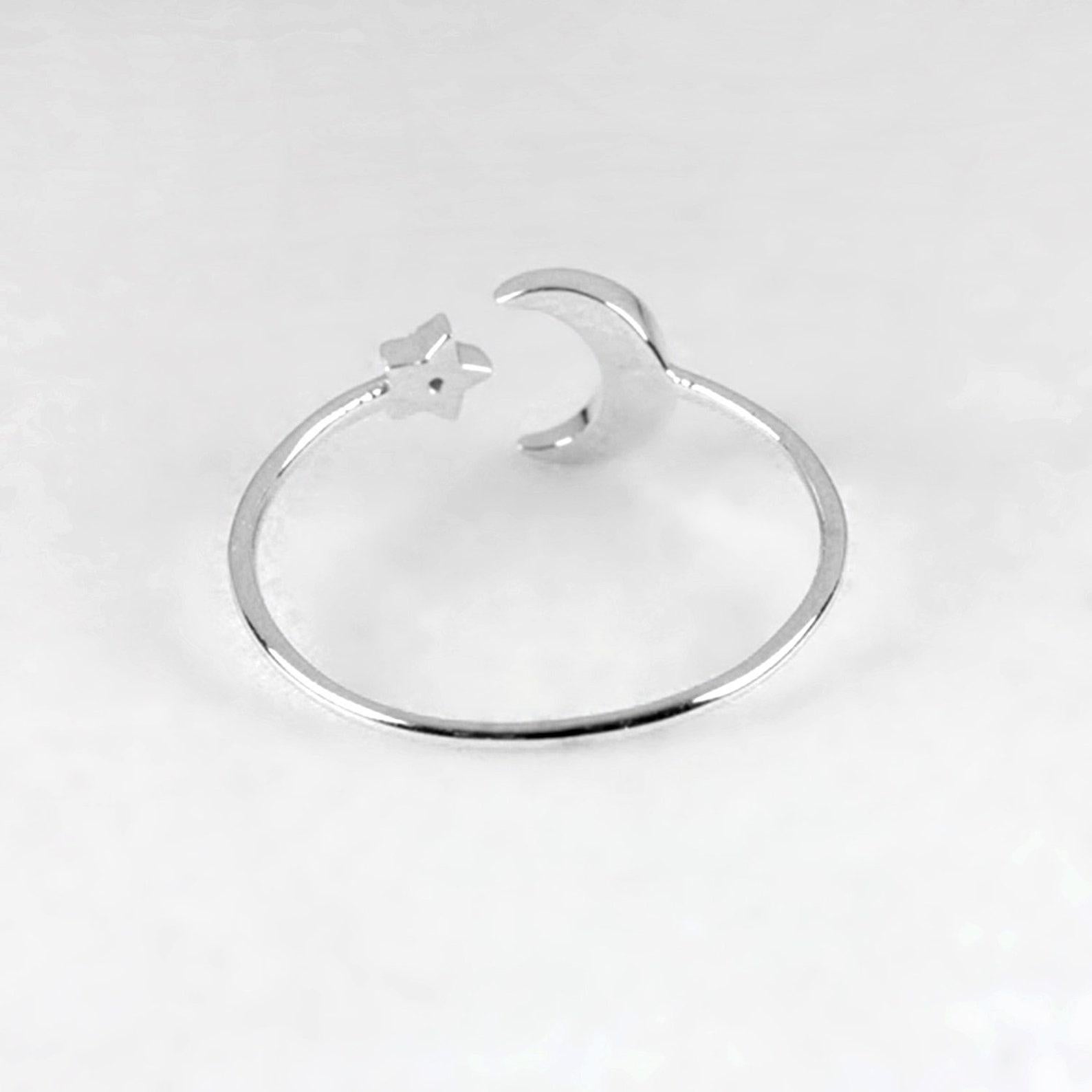 Bague pour femme en or massif 14K avec un seul diamant et un croissant de lune et une étoile. Unisexe en vente