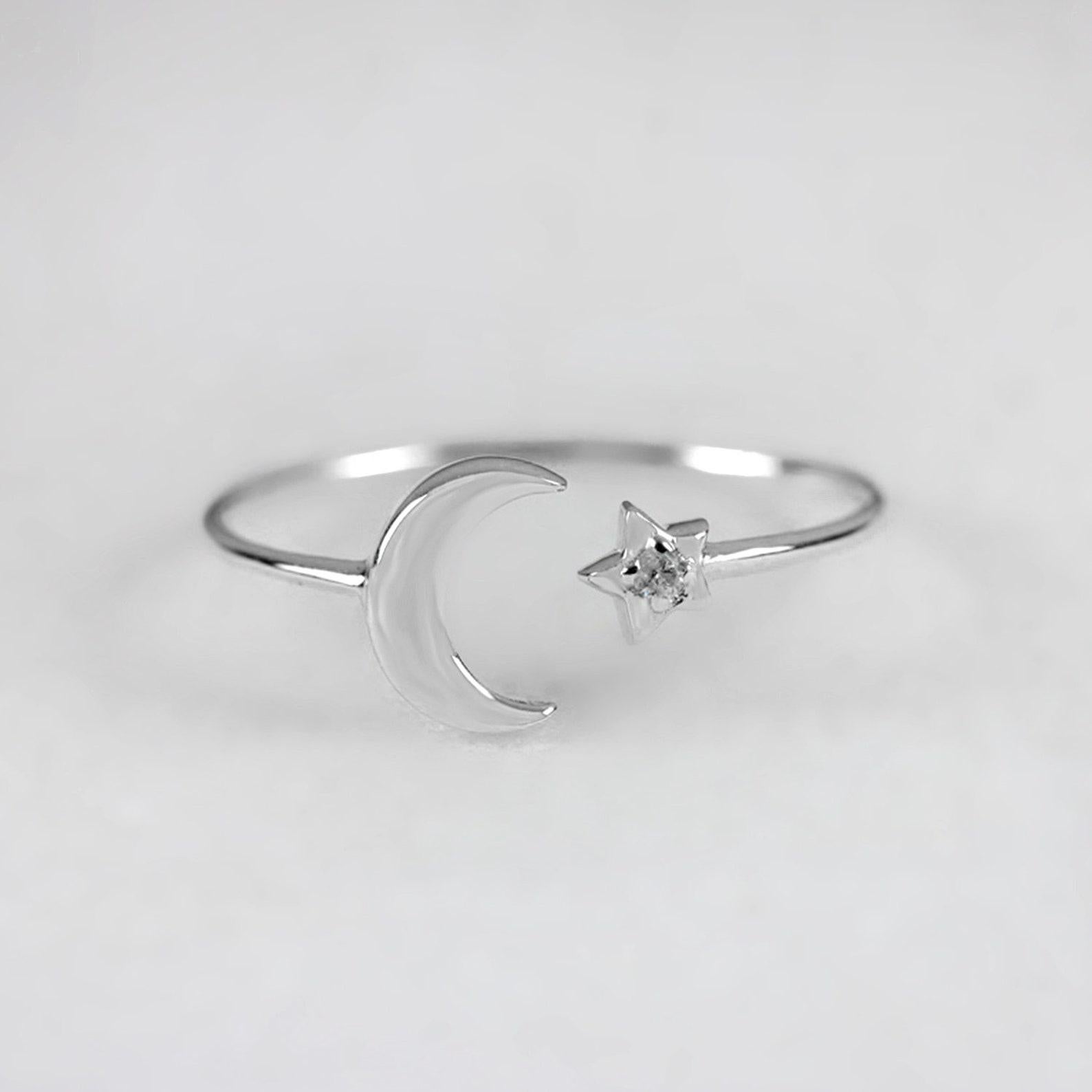 Bague pour femme en or massif 14K avec un seul diamant et un croissant de lune et une étoile. en vente 1