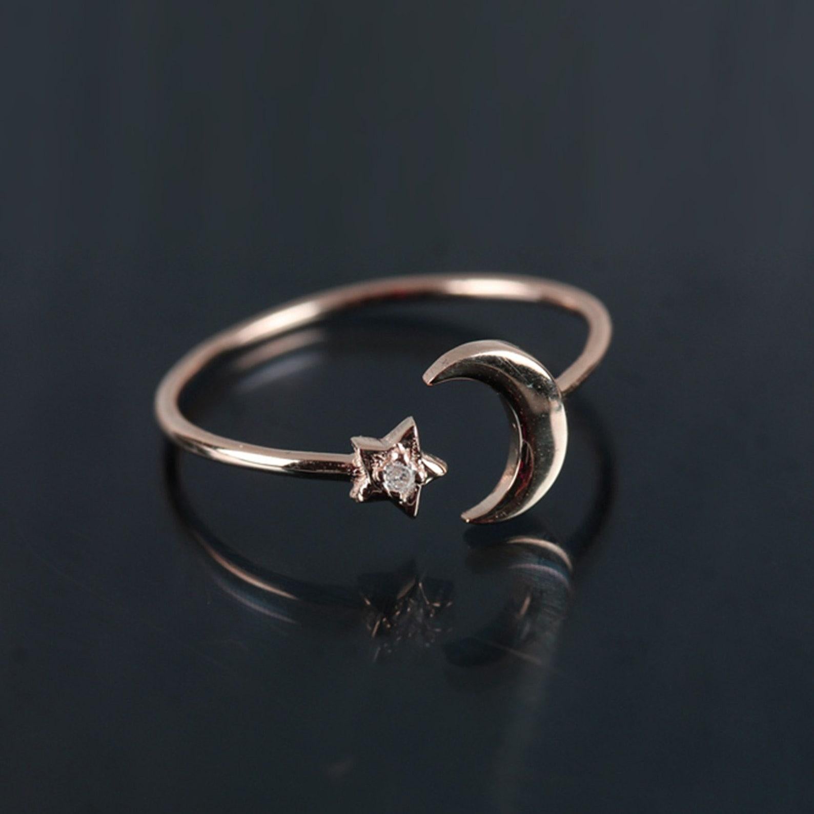 Bague pour femme en or massif 14K avec un seul diamant et un croissant de lune et une étoile. en vente 2