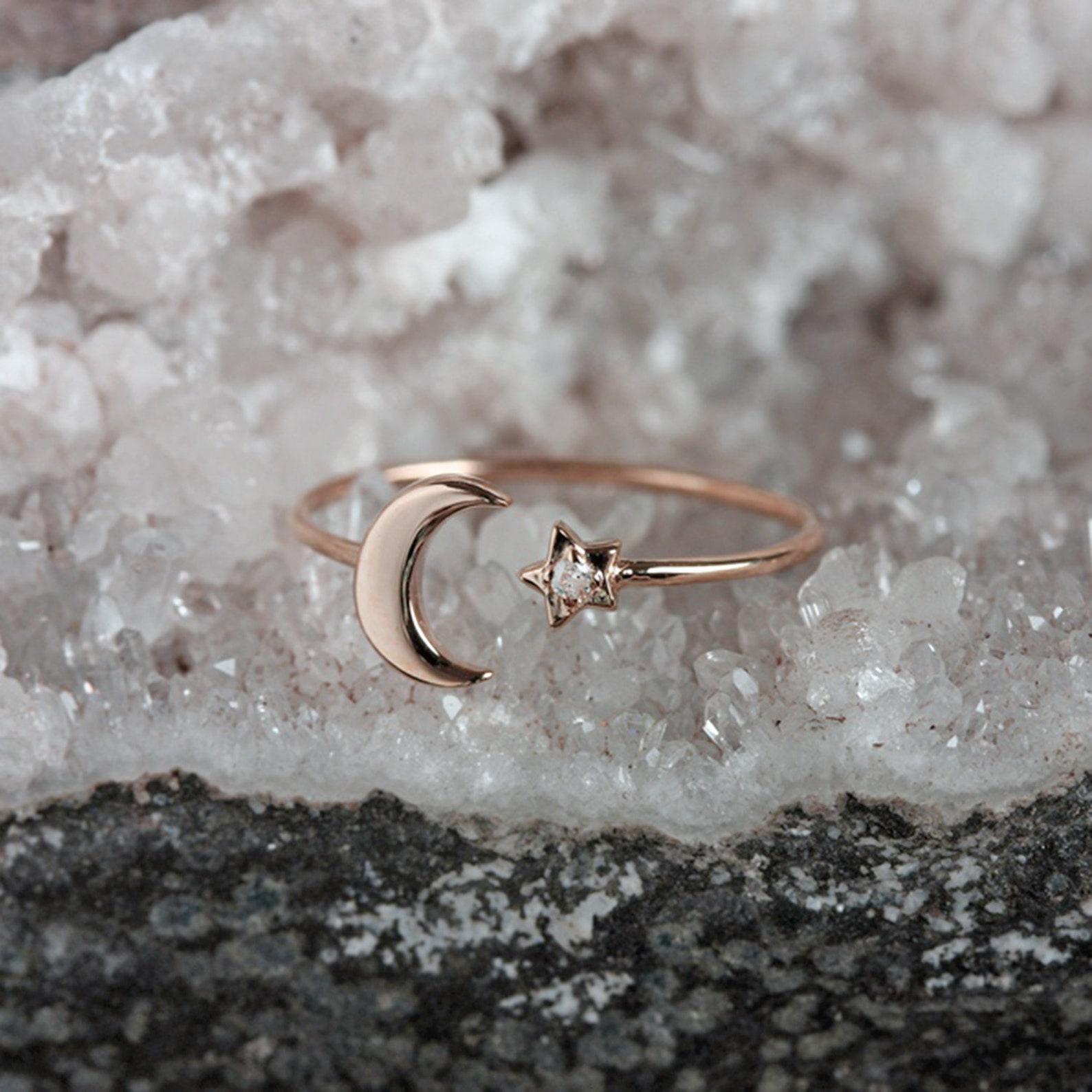 Bague pour femme en or massif 14K avec un seul diamant et un croissant de lune et une étoile. en vente 3