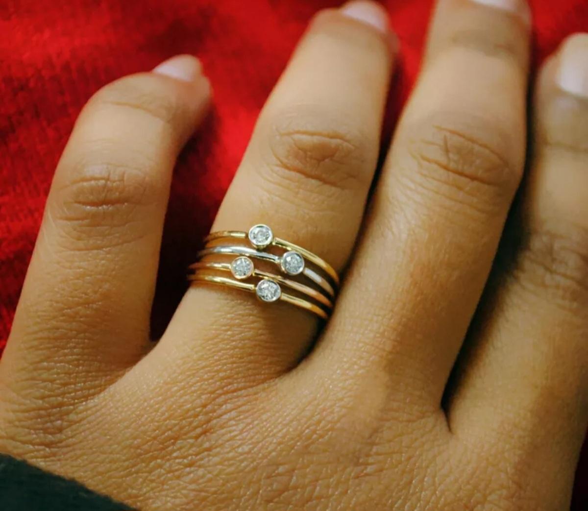 Anillo de compromiso de oro macizo de 14 quilates con diamantes redondos en bisel Art Decó en venta
