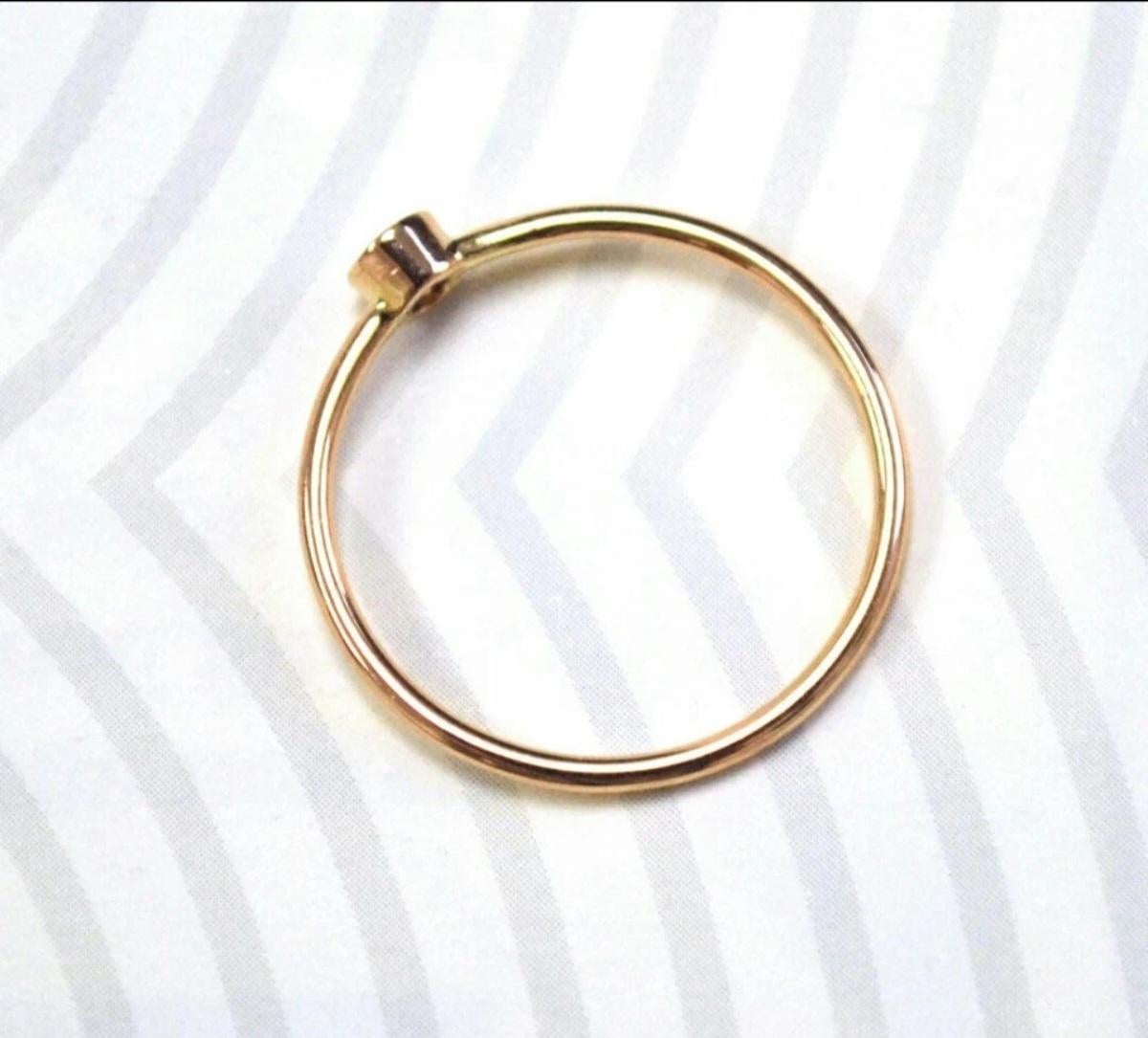 Anillo de compromiso de oro macizo de 14 quilates con diamantes redondos en bisel en venta 1