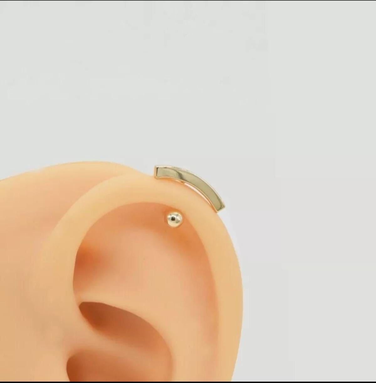Boucles d'oreilles pour femmes en or massif 14 carats Smiley Open Huggie Hoop Piercings en vente 1