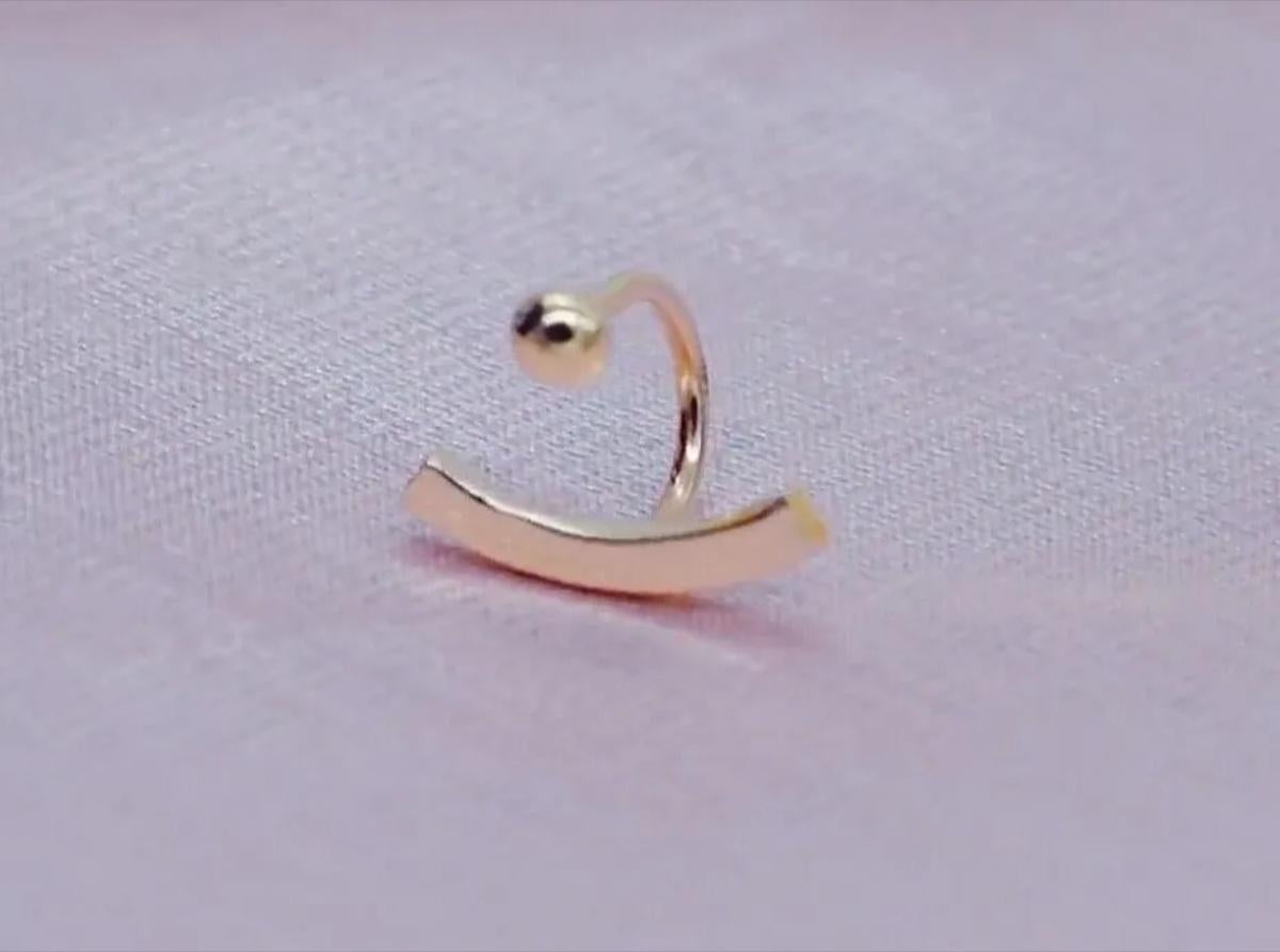 Boucles d'oreilles pour femmes en or massif 14 carats Smiley Open Huggie Hoop Piercings en vente 2