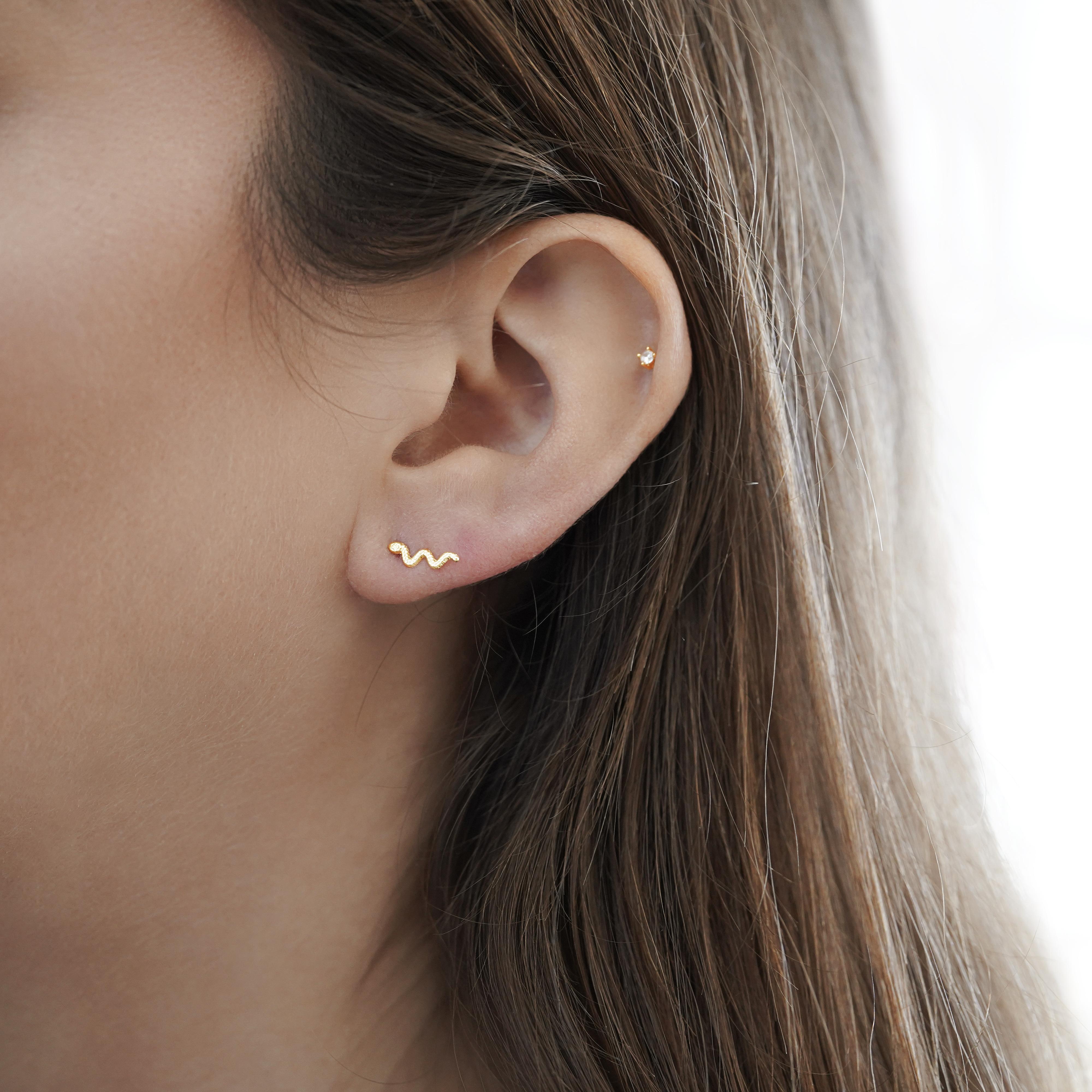 14K Gold Snake Motif Stud Earrings With Screw Back Closure.

Made with 14 karat solid yellow gold. Not plated, vermeil, or gold plated.

Details:
Item Type: Stud Earrings
Metal: 14K Solid Yellow Gold
Dimensions: 10.5mm x 2.7mm
Closure: Screw back
