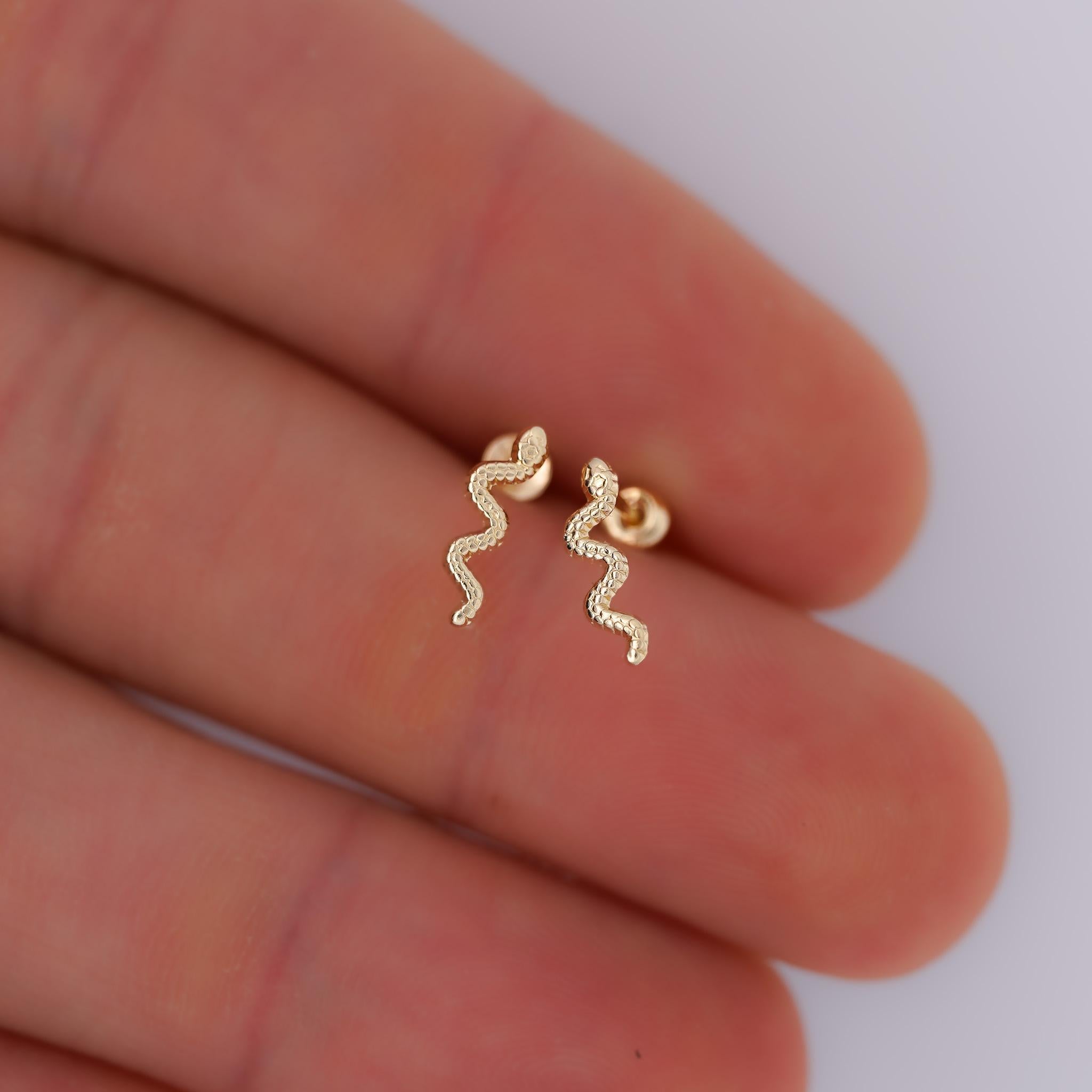14K Solid Gold Snake Stud Earrings In Screw Back Closure In New Condition For Sale In Miami, FL