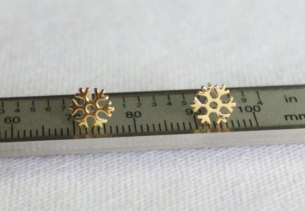 14k Solid Gold Snowflake Ear Piercing Dainty Gold Nose Ear Piercing Jewelry Gift

Base Metal
Yellow Gold
Certification
14K Hallmarked
Gauge
18 g (1 mm)
Metal
Yellow Gold
Item Length
6 mm
Material
14k Solid Gold
Closure Style
Screw On
Total Carat