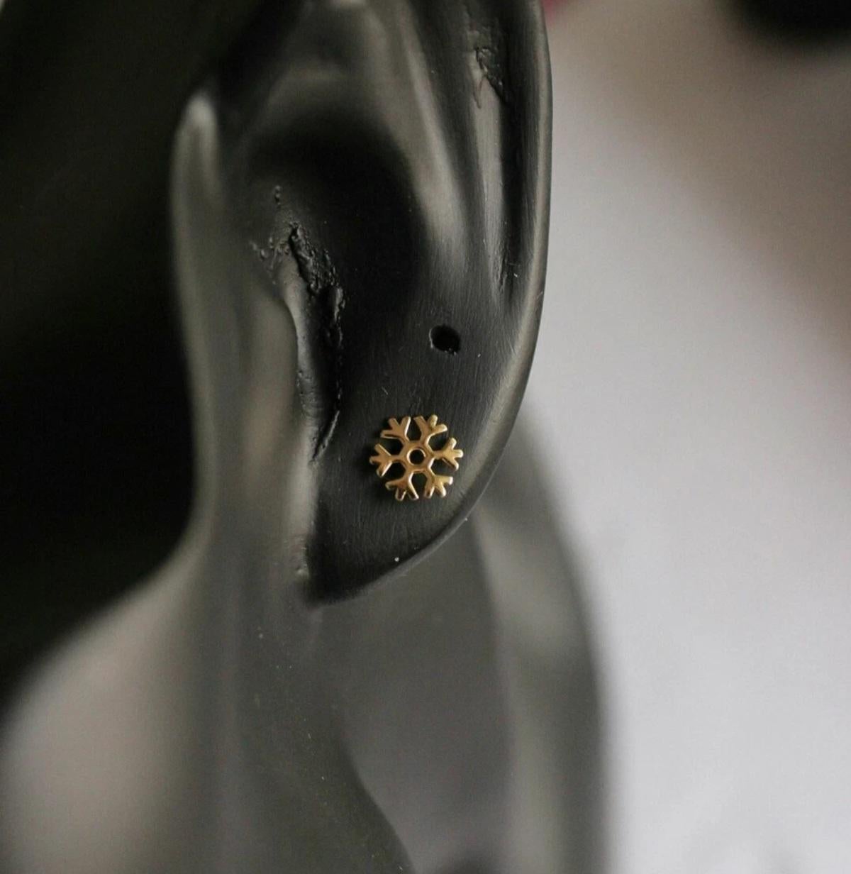 Taille ronde 14k Or massif Flocon de neige Piercing d'oreille Piercing d'oreille nez en or délicat Cadeau en vente