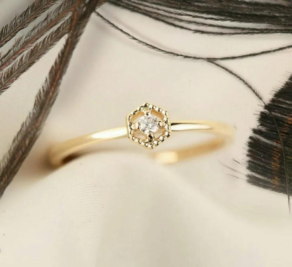 14k Solid Gold Solitaire Diamond Engagement Band Minimalist Diamond Ring Band
Léger, il peut être porté tous les jours

Informations complémentaires :
Métal de base : or jaune, 14k
Forme de la pierre principale : Ronde
Pierre principale :