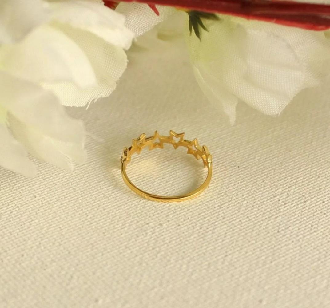 Anillo de oro macizo de 14 quilates Estrella Eternidad Anillo Estrella Celeste Anillo de pedida de diseño. Art Decó en venta