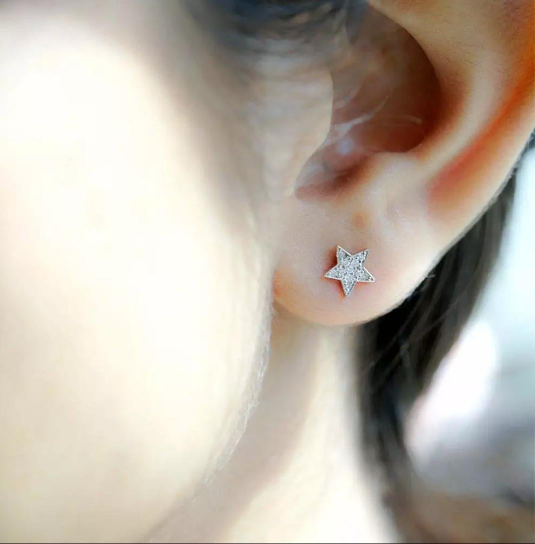 Boucles d'oreilles étoiles en or massif 14K Boucles d'oreilles anniversaire Minimalist Star Studs Simple.

Métal de base
Or blanc
Certification
BIS Hallmark, IGI
Matériau
Or massif 14K, diamant naturel
Intensité des diamants de couleur
Pureté du