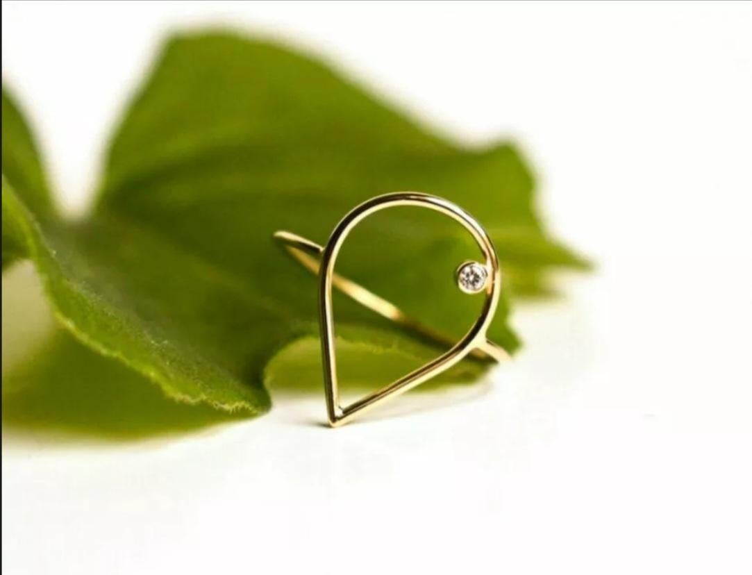 Anello sottile con diamante a forma di goccia in oro massiccio 14k, fatto a mano e impilabile A. Valentin in vendita 1
