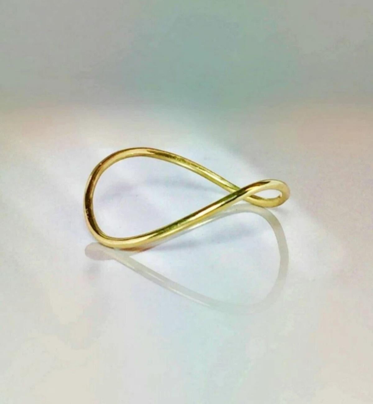 14k Solid Gold Thin Chevron Curved Ring Handmade Delicate Ocean Wave Valentines. (Art déco) im Angebot