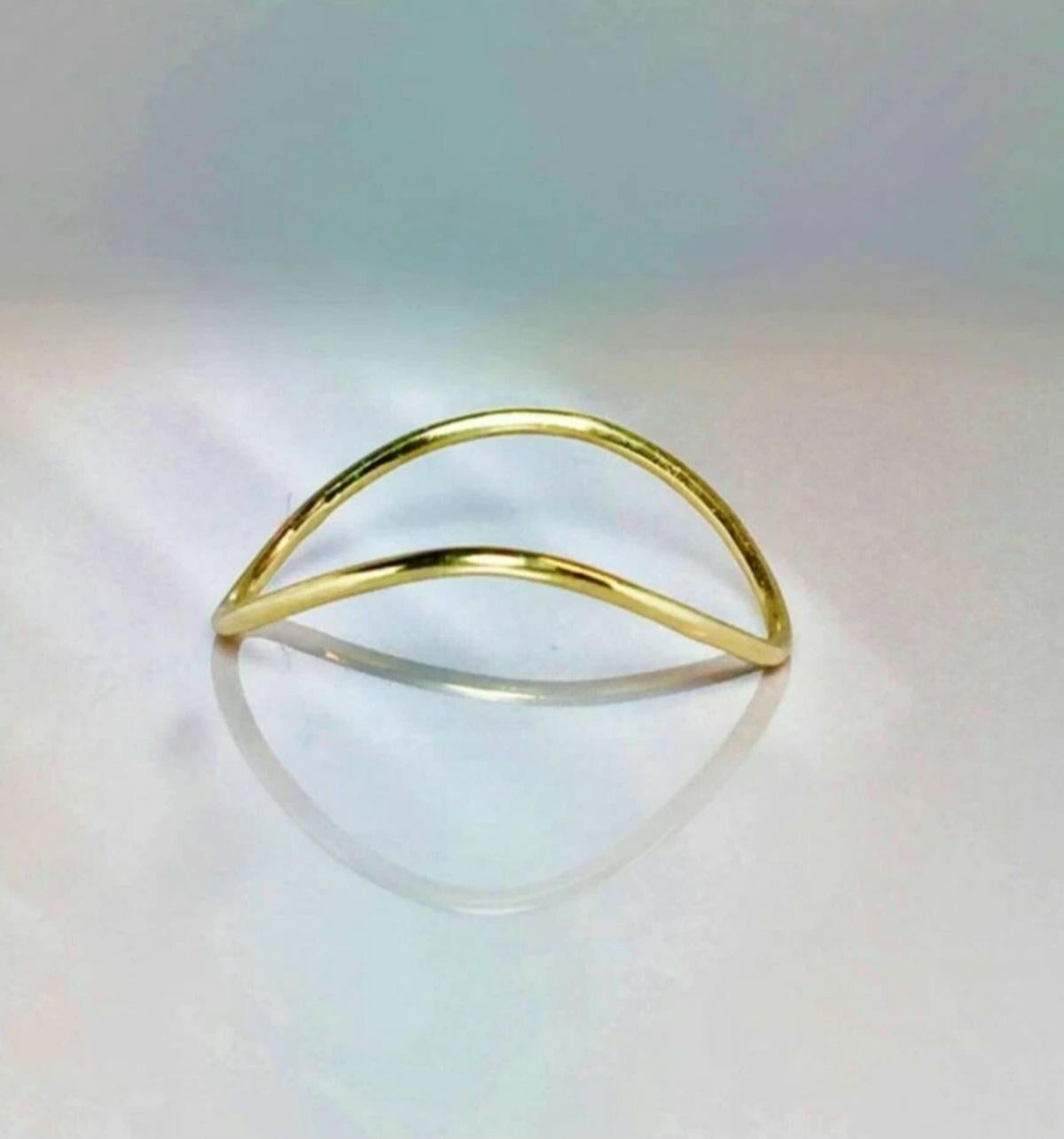 14k Solid Gold Thin Chevron Curved Ring Handmade Delicate Ocean Wave Valentines. im Zustand „Neu“ im Angebot in Chicago, IL