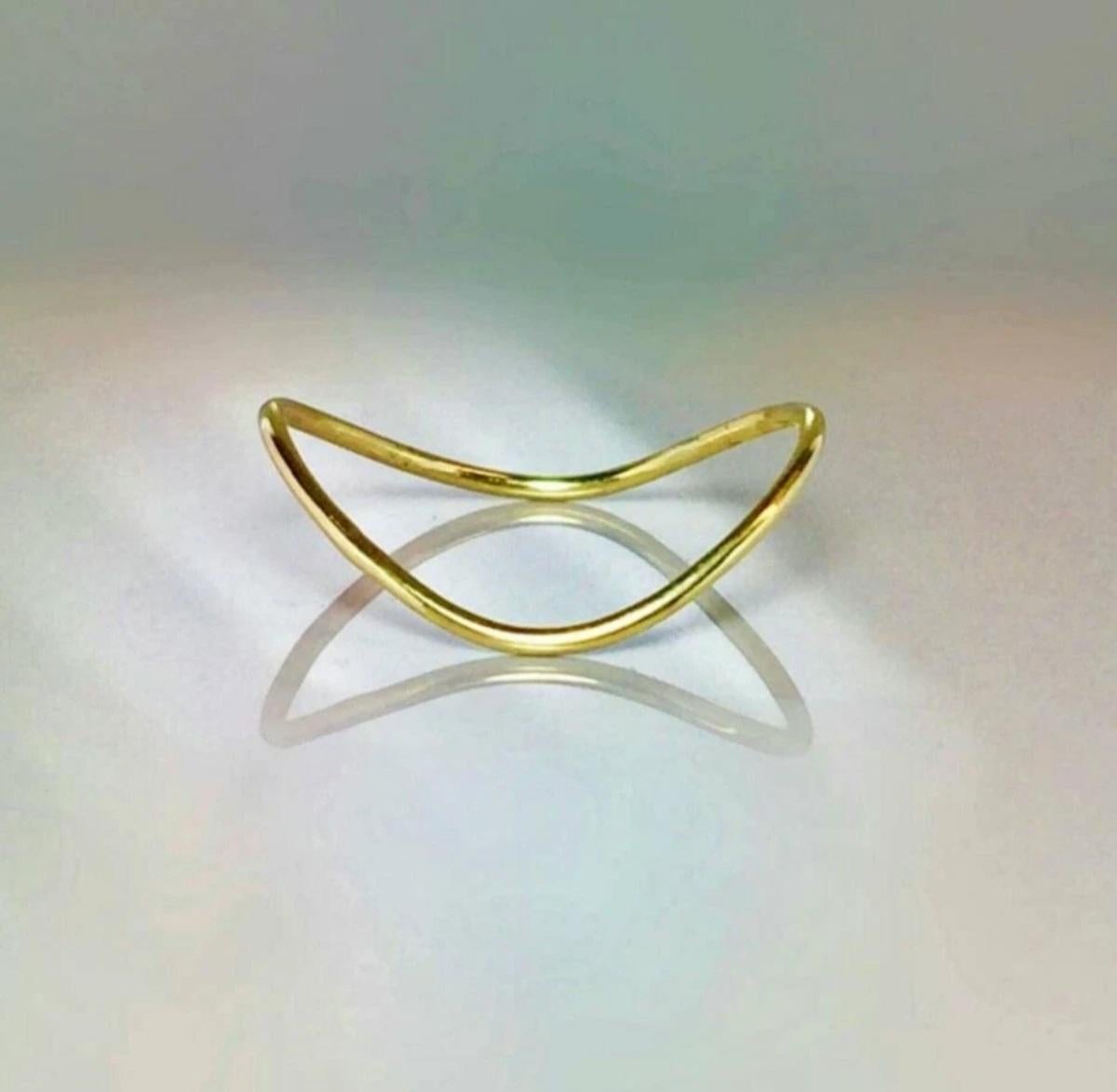 14k Solid Gold Thin Chevron Curved Ring Handmade Delicate Ocean Wave Valentines. Damen im Angebot