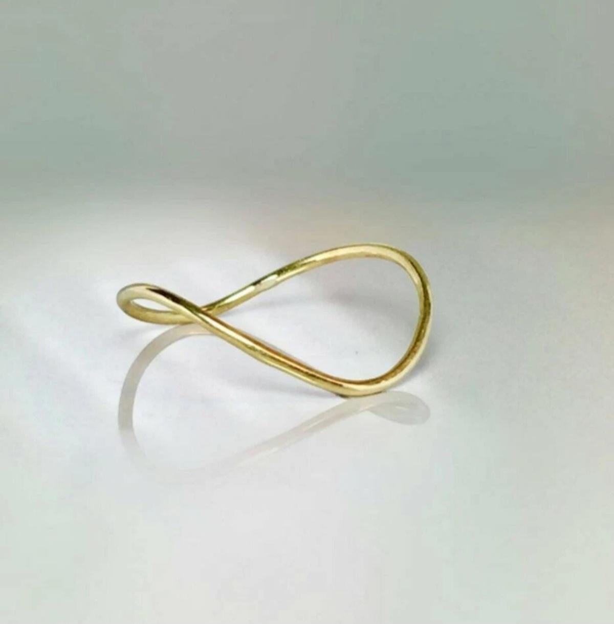 14k Solid Gold Thin Chevron Curved Ring Handmade Delicate Ocean Wave Valentines. im Angebot 2
