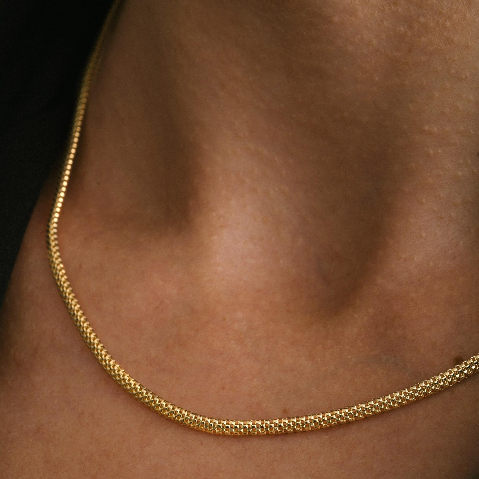 Realizzata a mano in oro massiccio 14 carati, questa collana sottile a catena Popcorn è un oggetto versatile e indispensabile da indossare tutti i giorni. Le caratteristiche maglie in stile popcorn creano una delicata texture arrotondata che