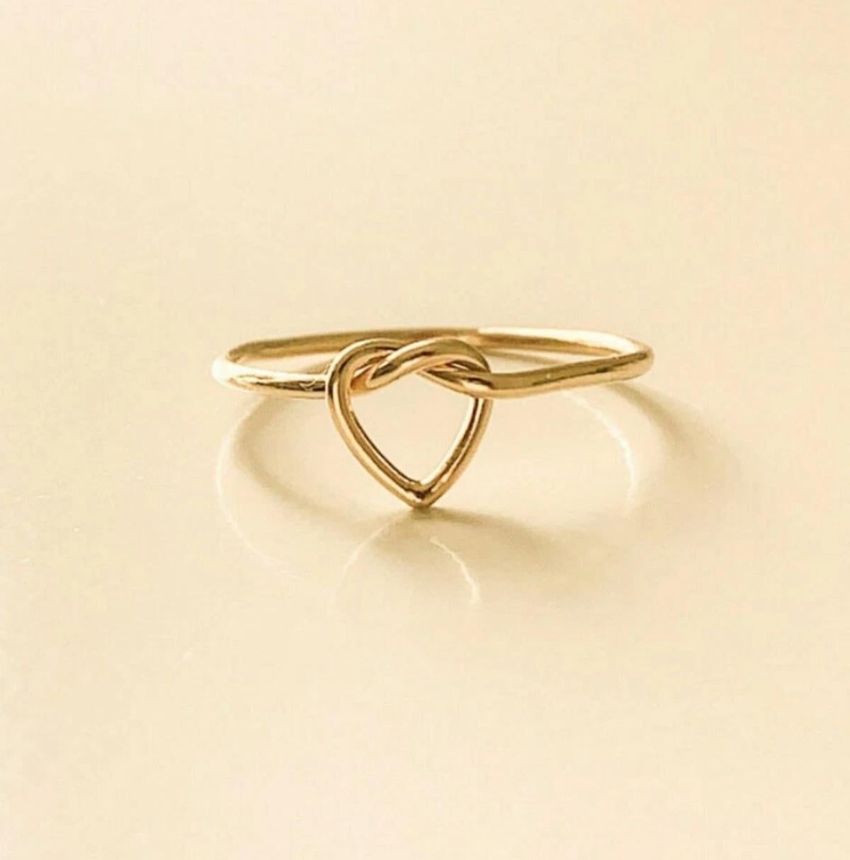 Anillo de oro macizo de 14 quilates con nudo en forma de corazón hecho a mano

Peso total en quilates
0,24 ctw y menos
Estilo
Banda
Base metálica
Oro amarillo
Certificación
IGI
Ancho de banda
1.5 mm
Pureza del metal
14k

