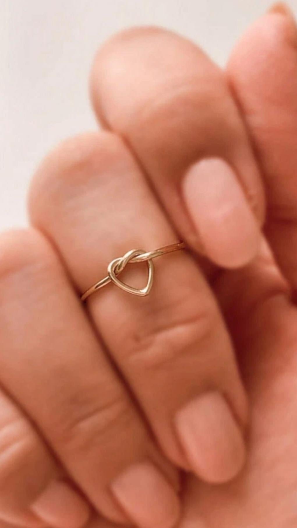 Anillo de oro macizo de 14 quilates con nudo en forma de corazón hecho a mano en venta 2