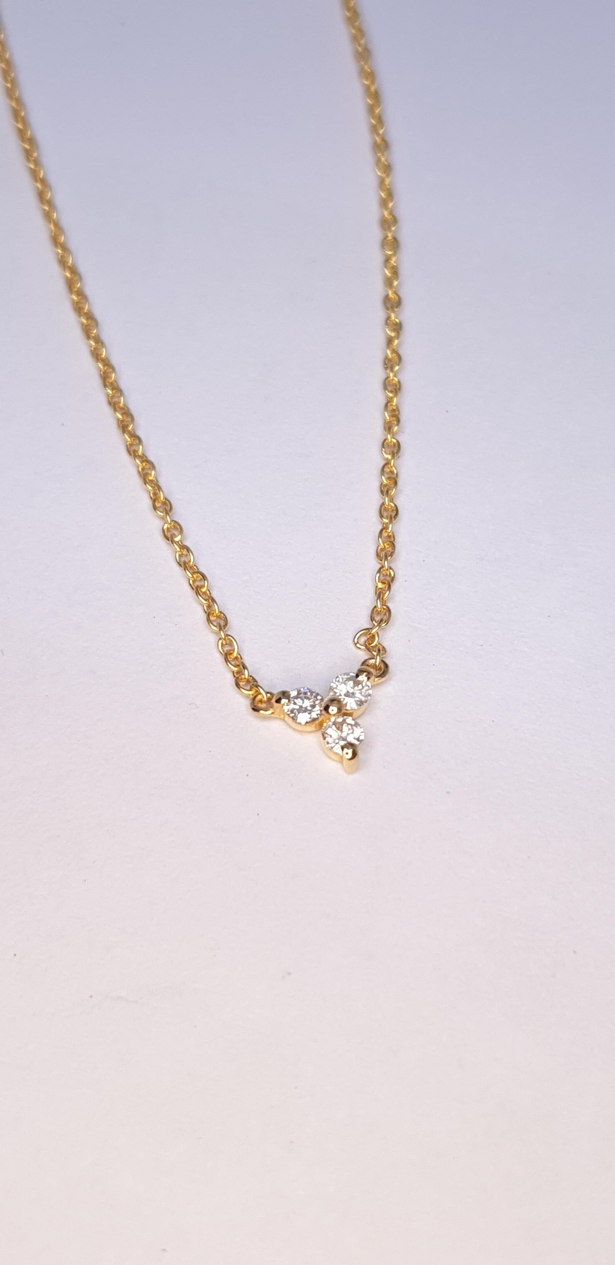 Collier en or massif 14K à trois diamants Breloque en diamant naturel. en vente 5