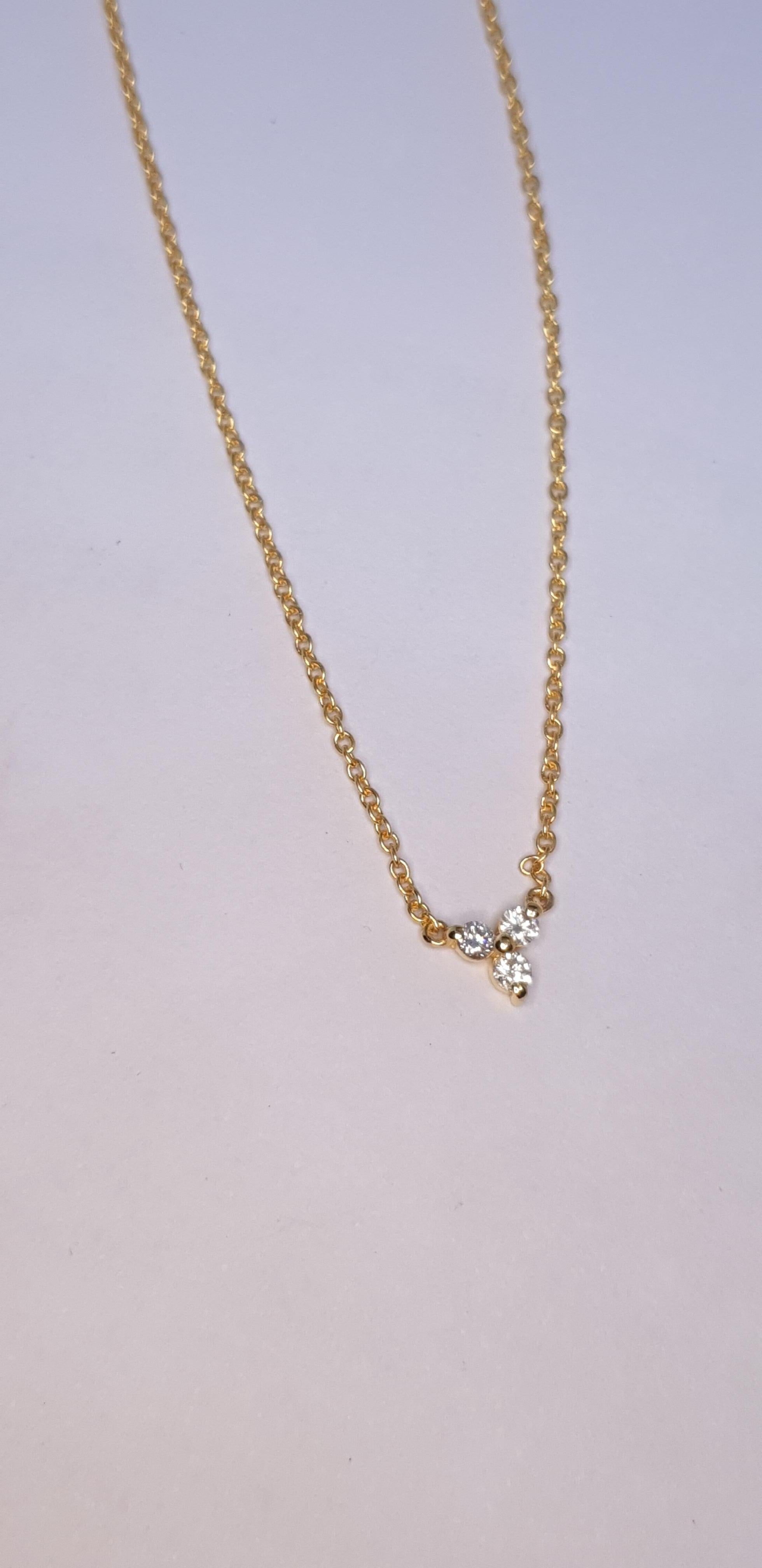 Collier en or massif 14K à trois diamants Breloque en diamant naturel. en vente 10