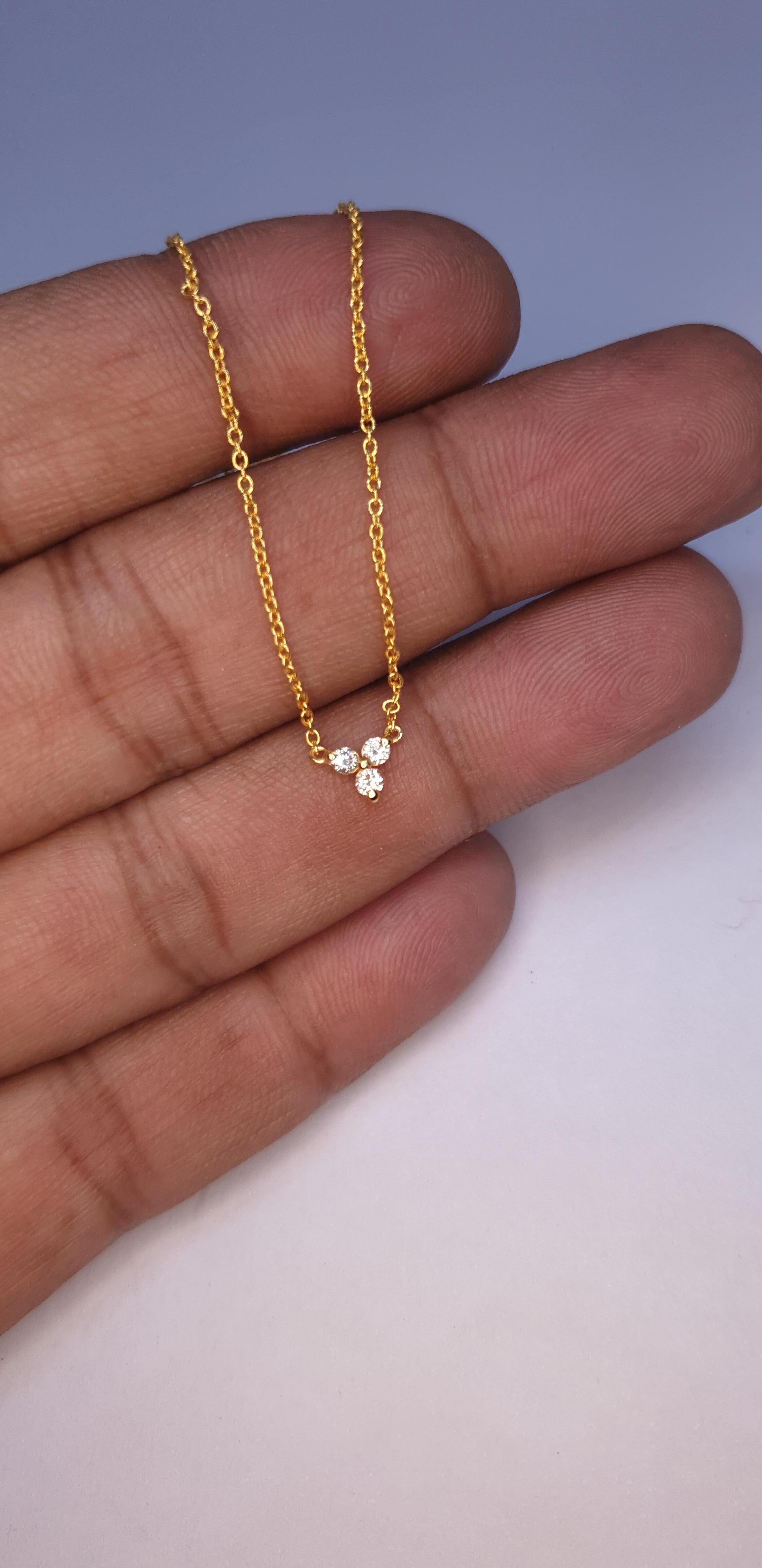 Collier en or massif 14K à trois diamants Breloque en diamant naturel.

Matériau de la base : Or massif 14K.
Pierre principale : Diamant naturel.
Couleur et clarté : VS1 Clarté & Couleur H-i.
Poinçonnage : 14K Poinçonné.
Longueur de la chaîne : 18