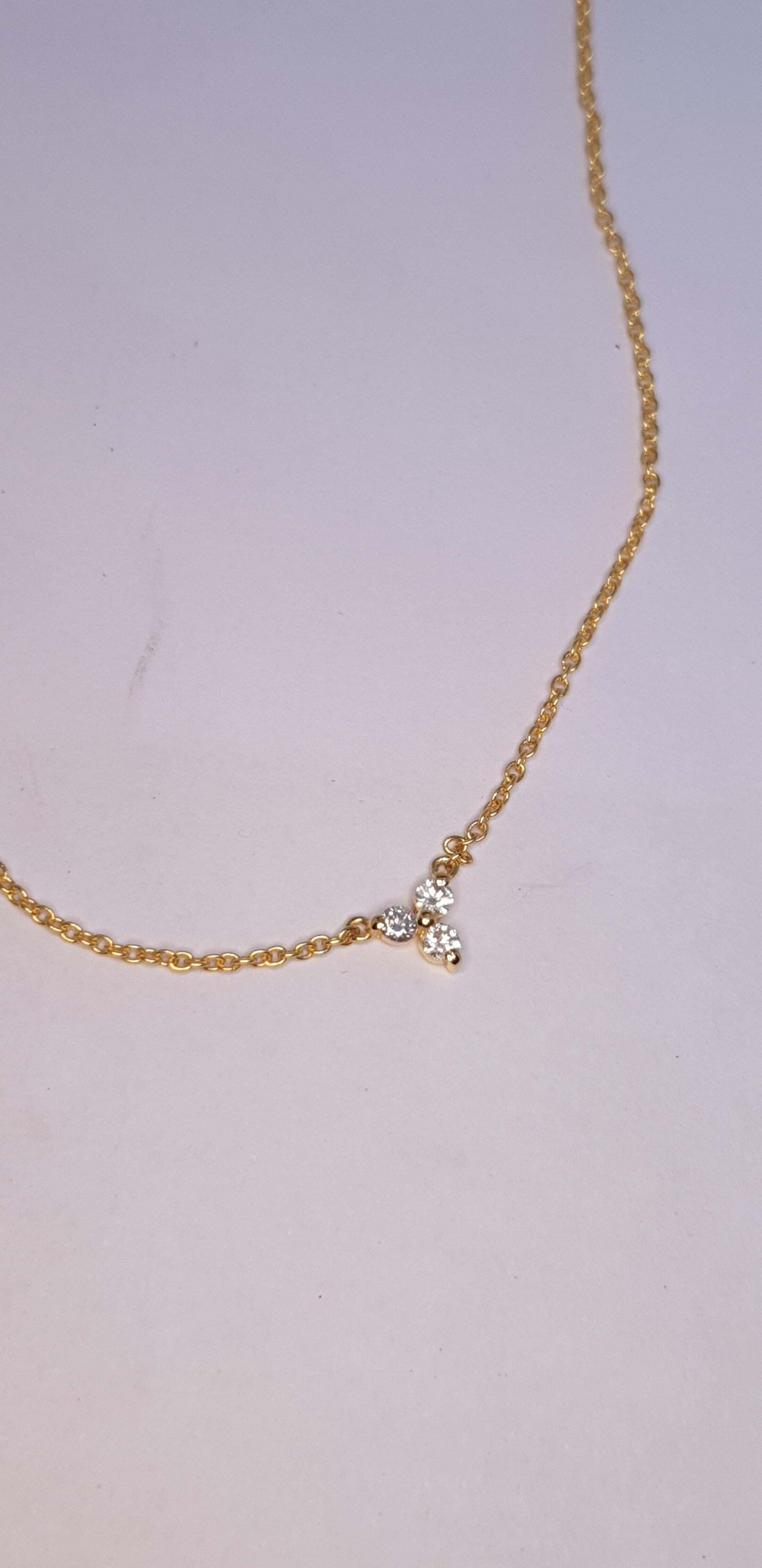Collier en or massif 14K à trois diamants Breloque en diamant naturel. en vente 14