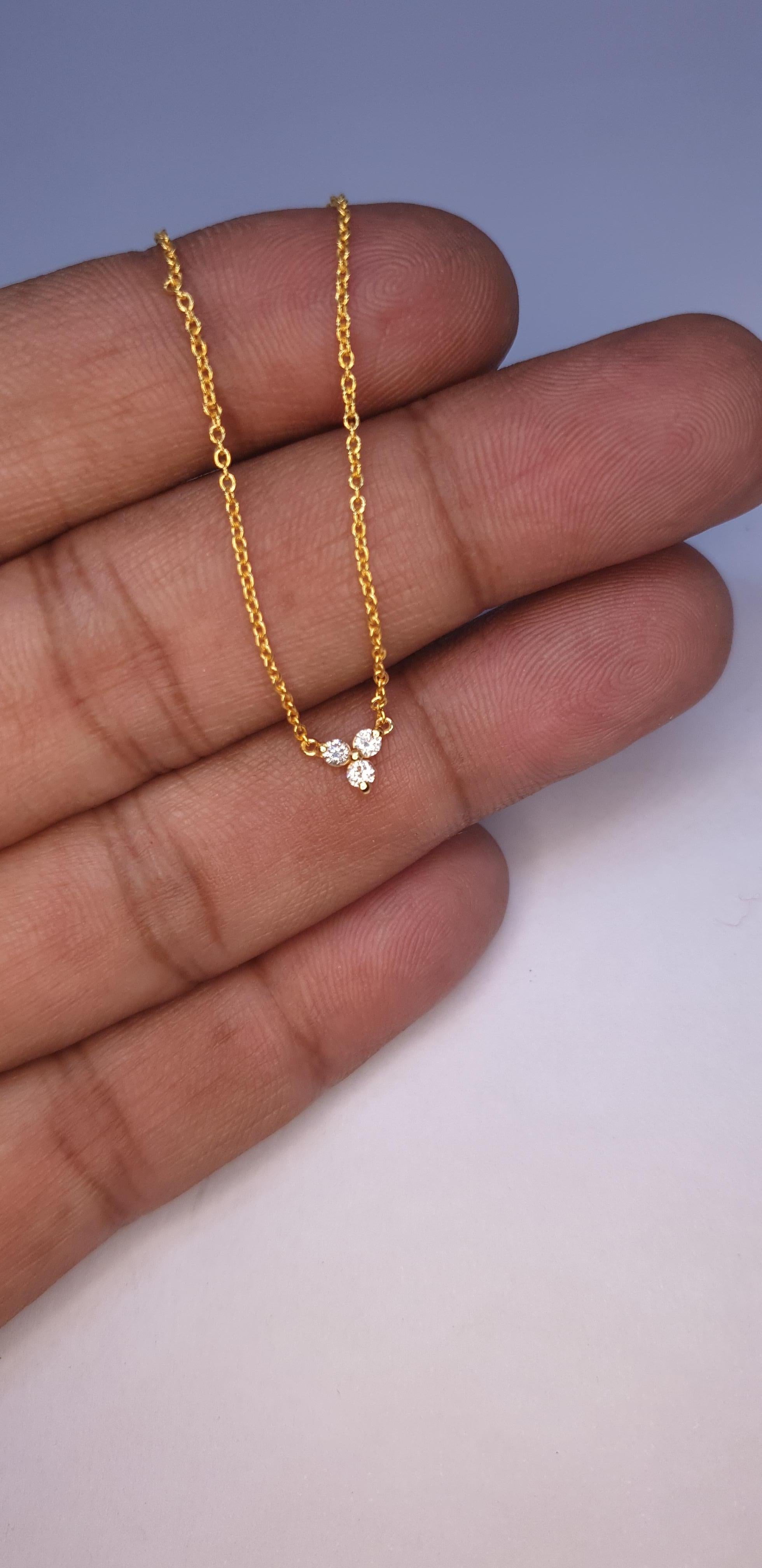 Taille ronde Collier en or massif 14K à trois diamants Breloque en diamant naturel. en vente